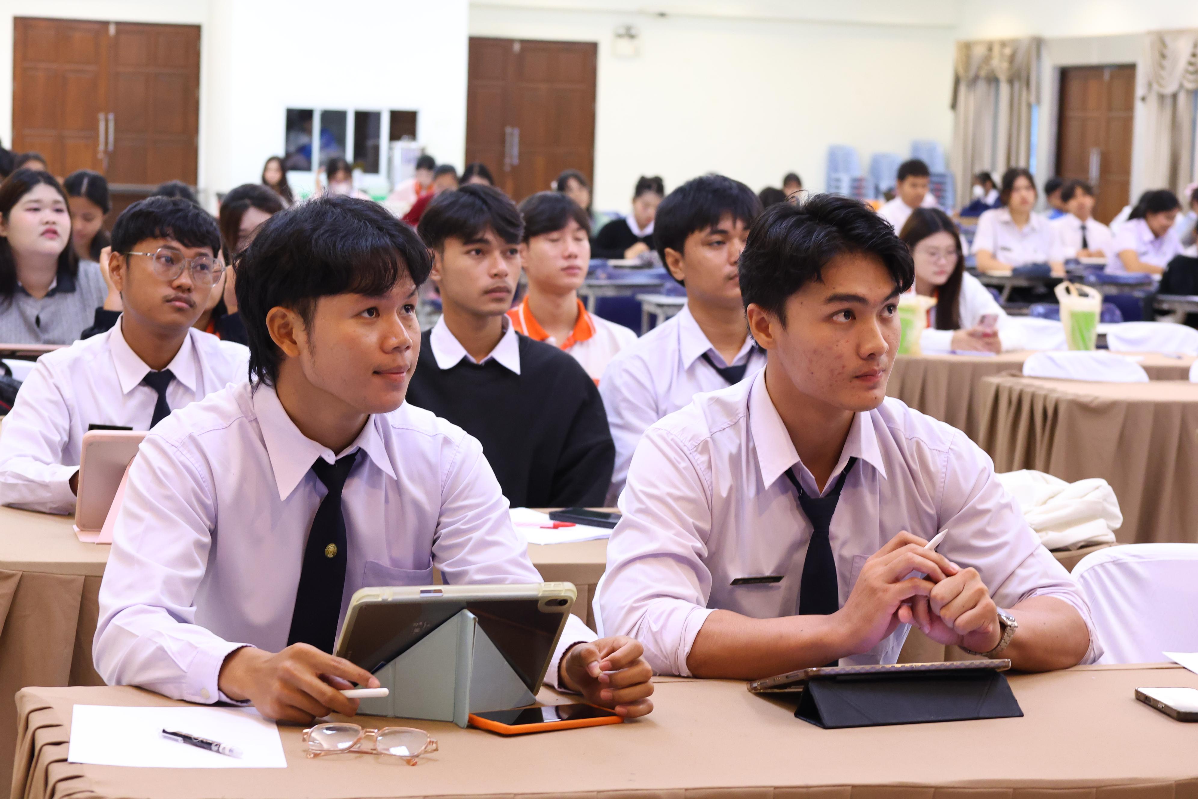 206. วันที่ 22 กันยายน 2569 คณะครุศาสตร์ มหาวิทยาลัยราชภัฏกำแพงเพชร ได้จัดการอาบรมติวสอบใบอนุญาติประกอบวิชาชีพให้กับนักศึกษาชั้นปี 3