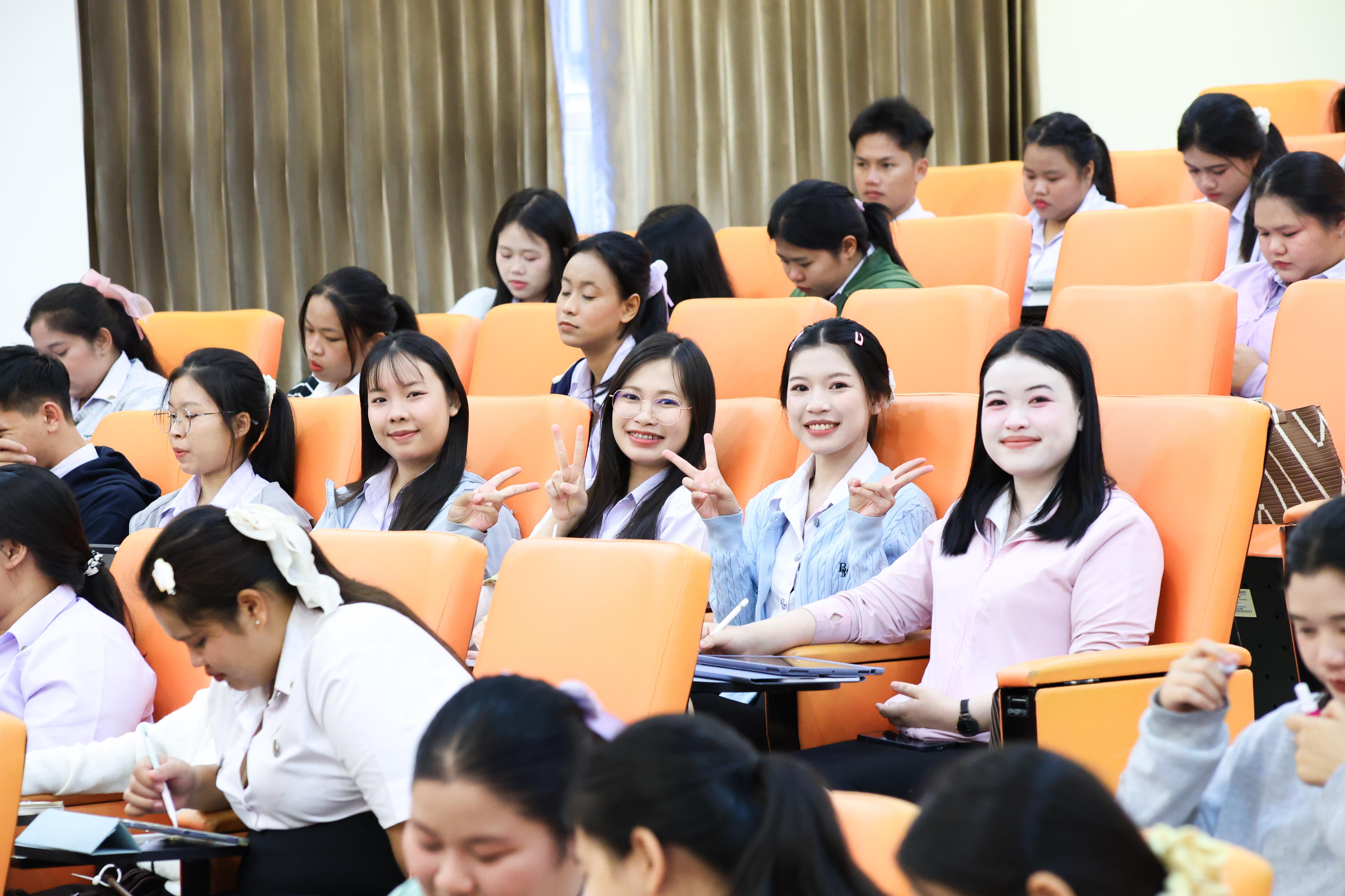 25. วันที่ 23 กันยายน 2569 คณะครุศาสตร์ มหาวิทยาลัยราชภัฏกำแพงเพชร ได้จัดการอาบรมติวสอบใบอนุญาติประกอบวิชาชีพให้กับนักศึกษาชั้นปี 3