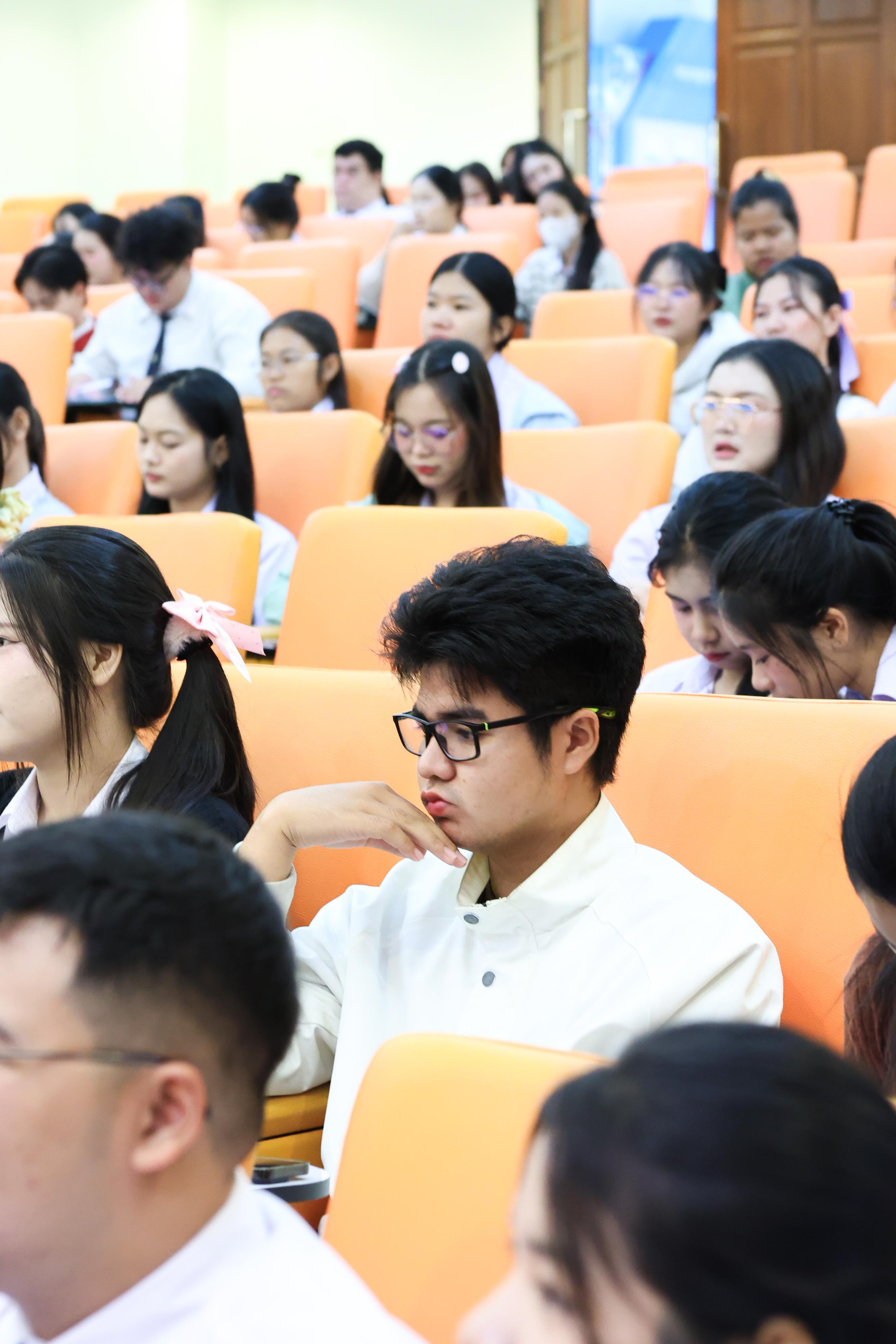 27. วันที่ 23 กันยายน 2569 คณะครุศาสตร์ มหาวิทยาลัยราชภัฏกำแพงเพชร ได้จัดการอาบรมติวสอบใบอนุญาติประกอบวิชาชีพให้กับนักศึกษาชั้นปี 3