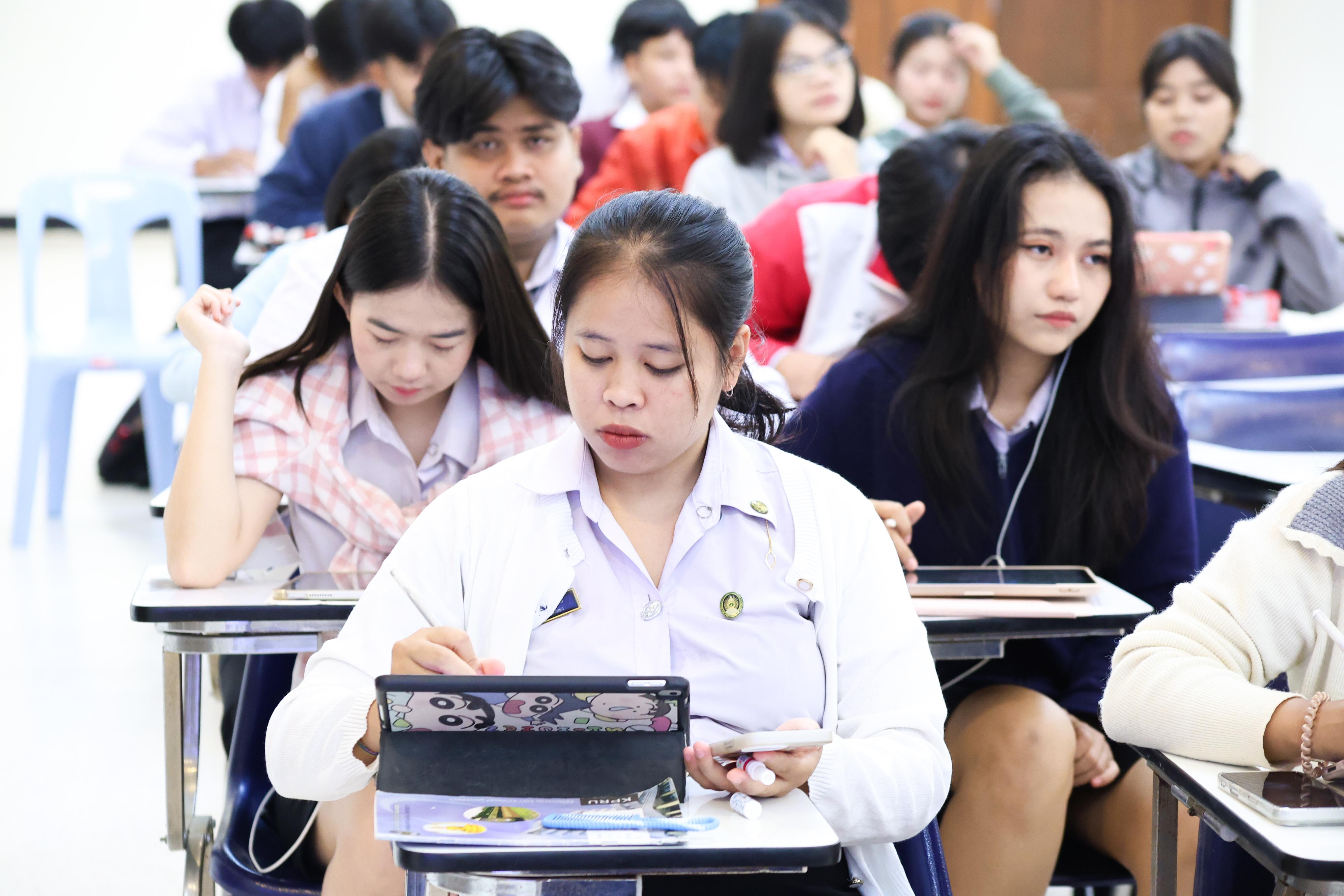 55. วันที่ 23 กันยายน 2569 คณะครุศาสตร์ มหาวิทยาลัยราชภัฏกำแพงเพชร ได้จัดการอาบรมติวสอบใบอนุญาติประกอบวิชาชีพให้กับนักศึกษาชั้นปี 3