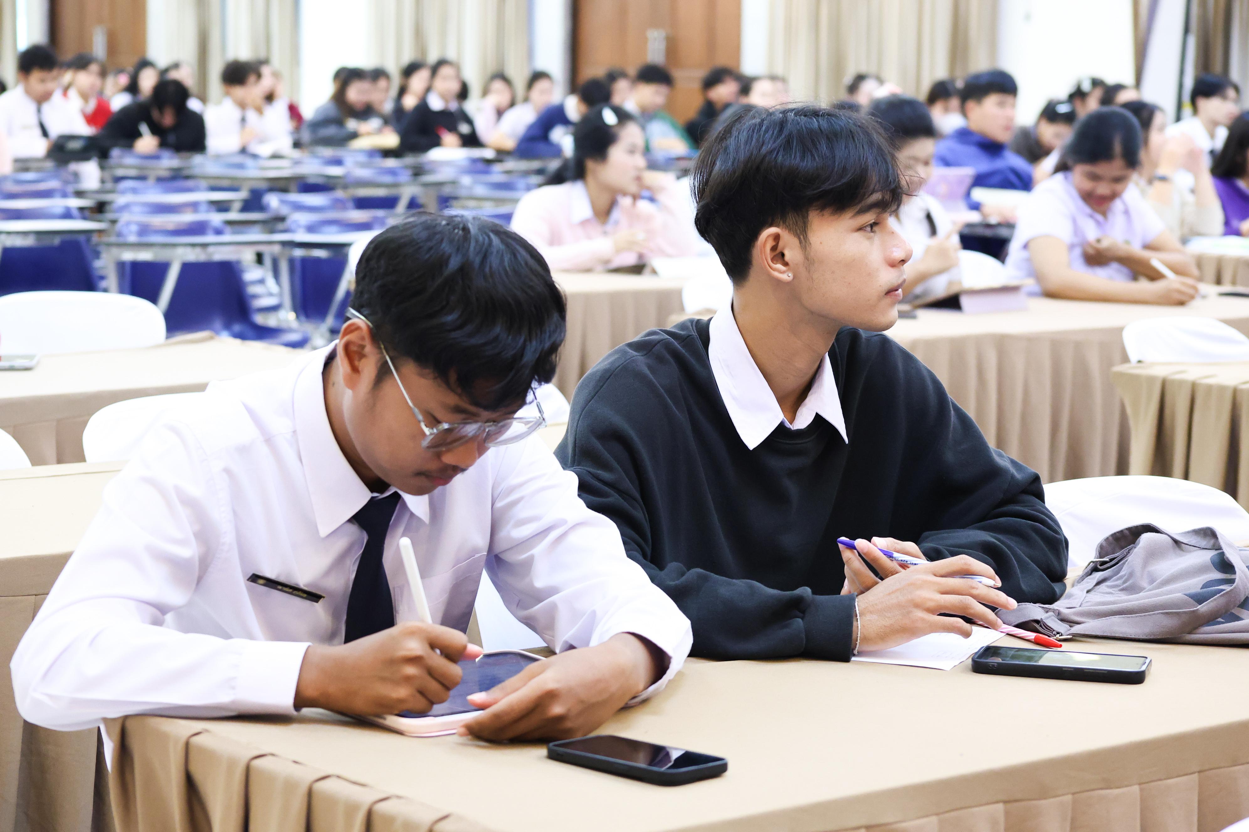 56. วันที่ 23 กันยายน 2569 คณะครุศาสตร์ มหาวิทยาลัยราชภัฏกำแพงเพชร ได้จัดการอาบรมติวสอบใบอนุญาติประกอบวิชาชีพให้กับนักศึกษาชั้นปี 3