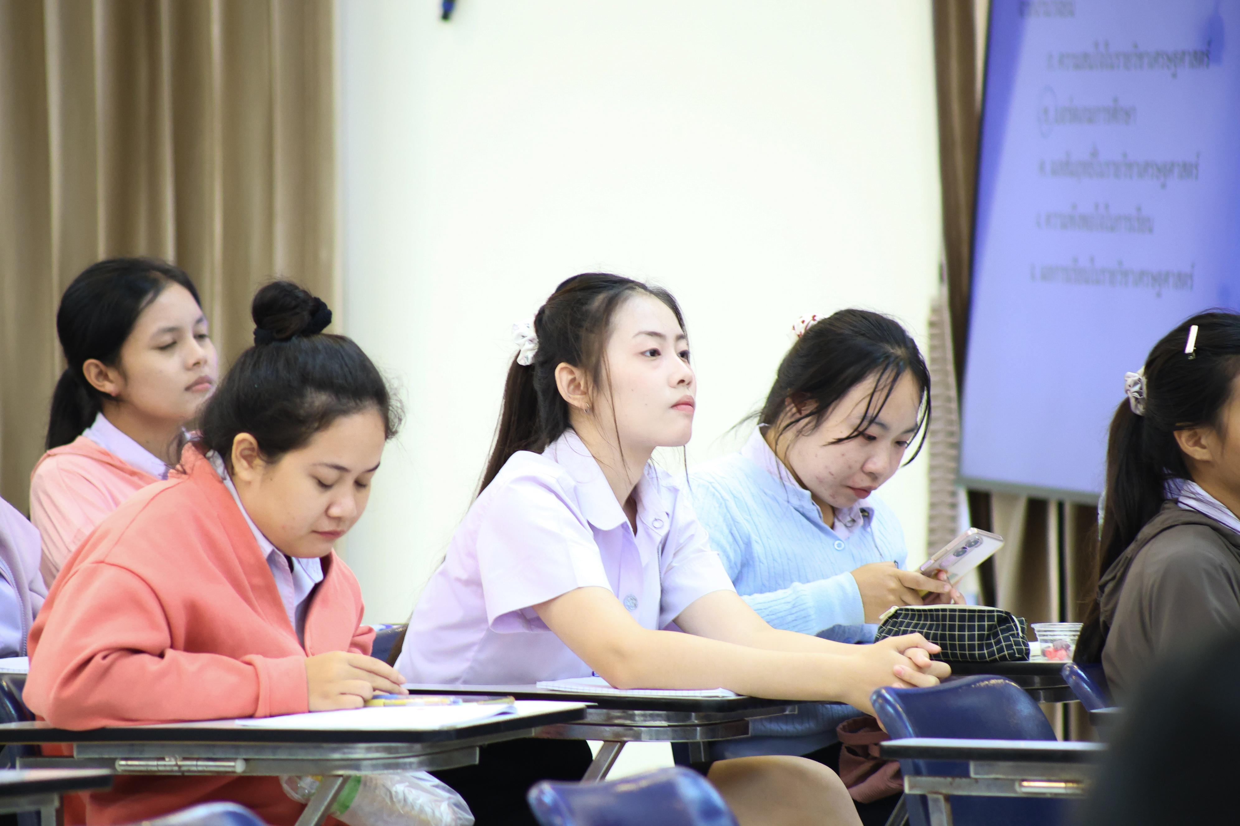 77. วันที่ 23 กันยายน 2569 คณะครุศาสตร์ มหาวิทยาลัยราชภัฏกำแพงเพชร ได้จัดการอาบรมติวสอบใบอนุญาติประกอบวิชาชีพให้กับนักศึกษาชั้นปี 3