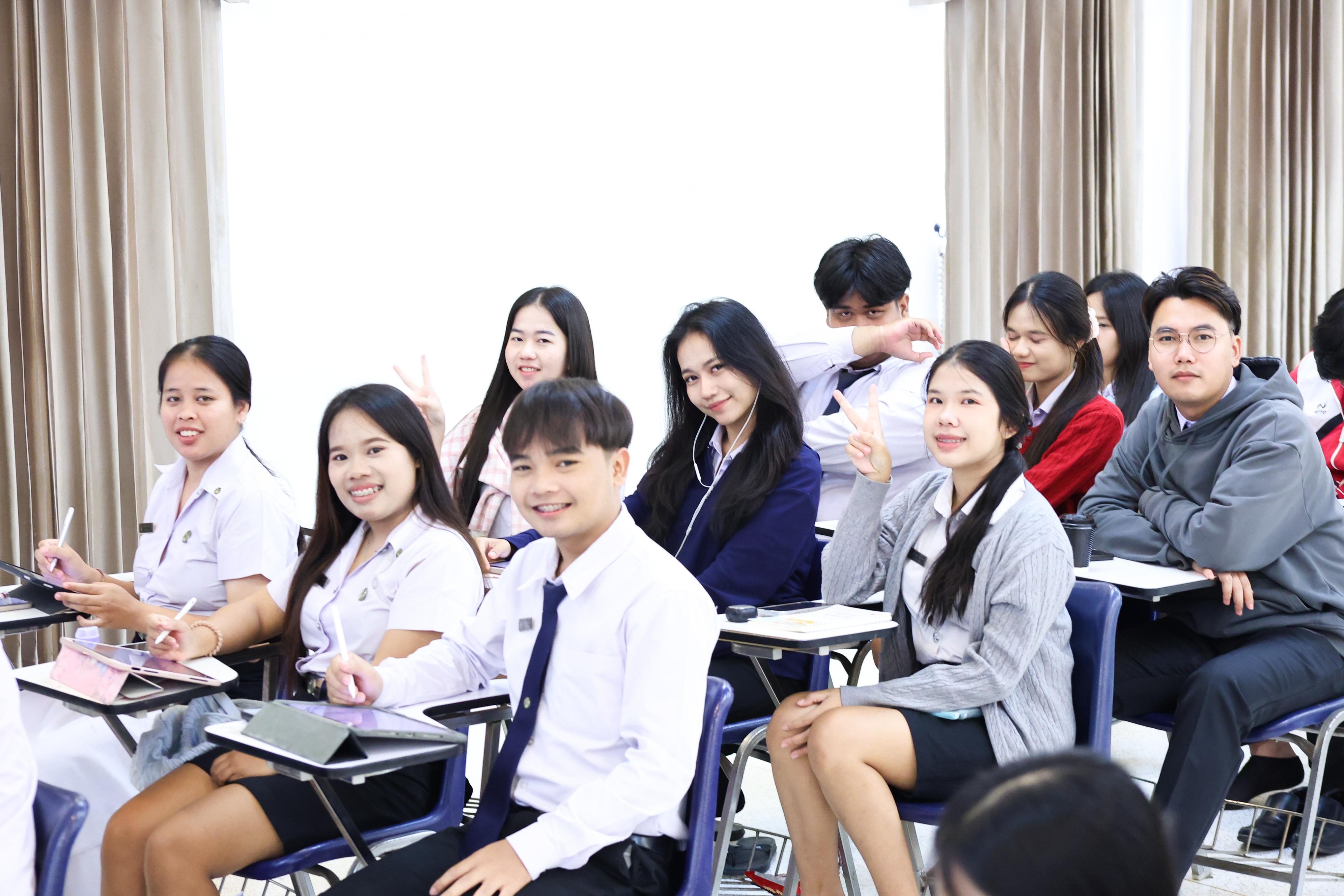80. วันที่ 23 กันยายน 2569 คณะครุศาสตร์ มหาวิทยาลัยราชภัฏกำแพงเพชร ได้จัดการอาบรมติวสอบใบอนุญาติประกอบวิชาชีพให้กับนักศึกษาชั้นปี 3