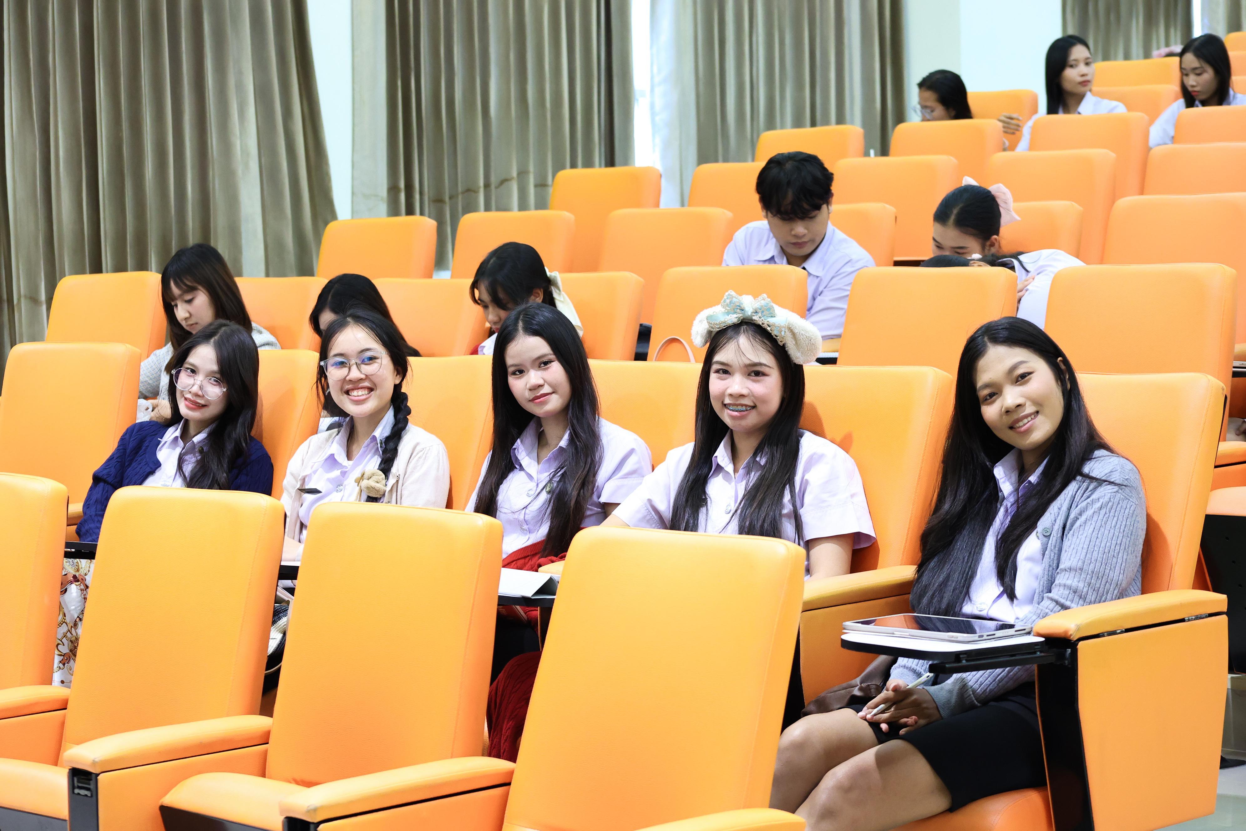 92. วันที่ 23 กันยายน 2569 คณะครุศาสตร์ มหาวิทยาลัยราชภัฏกำแพงเพชร ได้จัดการอาบรมติวสอบใบอนุญาติประกอบวิชาชีพให้กับนักศึกษาชั้นปี 3