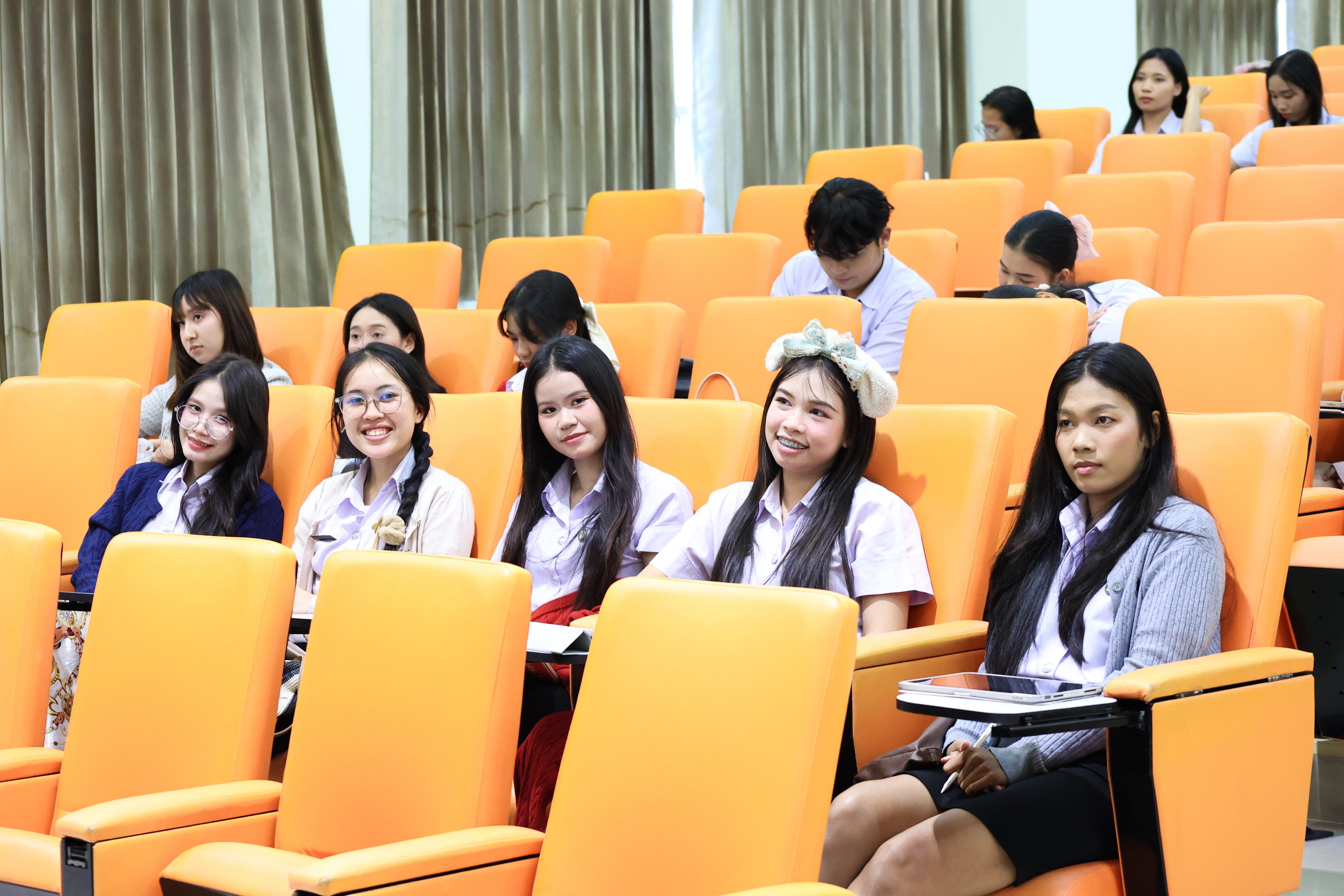 93. วันที่ 23 กันยายน 2569 คณะครุศาสตร์ มหาวิทยาลัยราชภัฏกำแพงเพชร ได้จัดการอาบรมติวสอบใบอนุญาติประกอบวิชาชีพให้กับนักศึกษาชั้นปี 3
