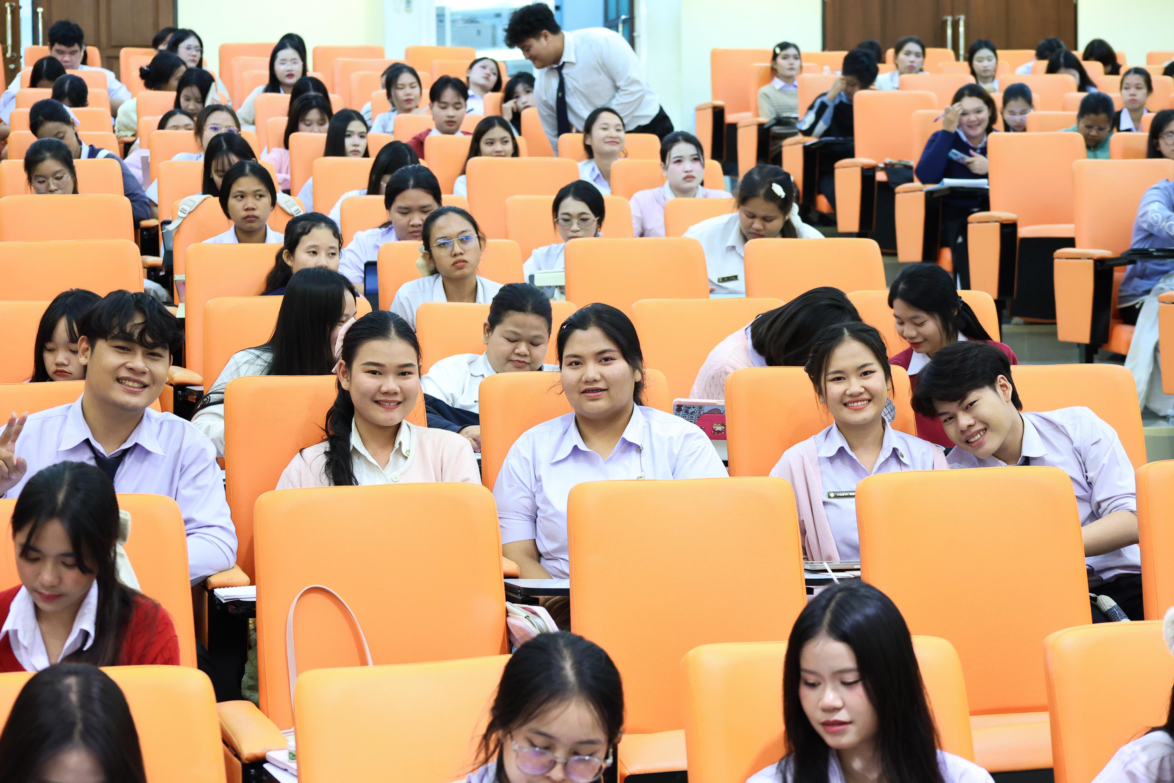 94. วันที่ 23 กันยายน 2569 คณะครุศาสตร์ มหาวิทยาลัยราชภัฏกำแพงเพชร ได้จัดการอาบรมติวสอบใบอนุญาติประกอบวิชาชีพให้กับนักศึกษาชั้นปี 3