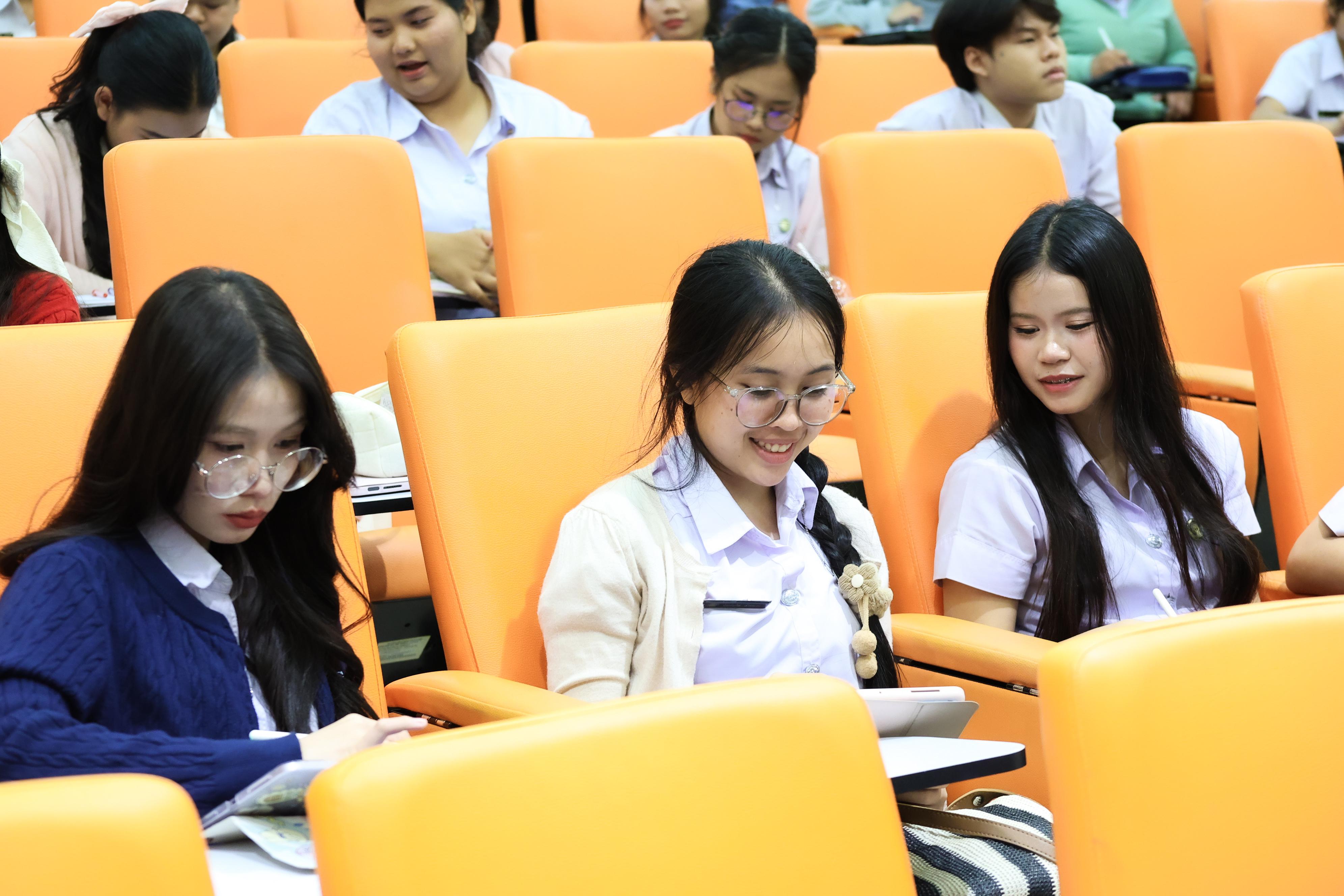 98. วันที่ 23 กันยายน 2569 คณะครุศาสตร์ มหาวิทยาลัยราชภัฏกำแพงเพชร ได้จัดการอาบรมติวสอบใบอนุญาติประกอบวิชาชีพให้กับนักศึกษาชั้นปี 3
