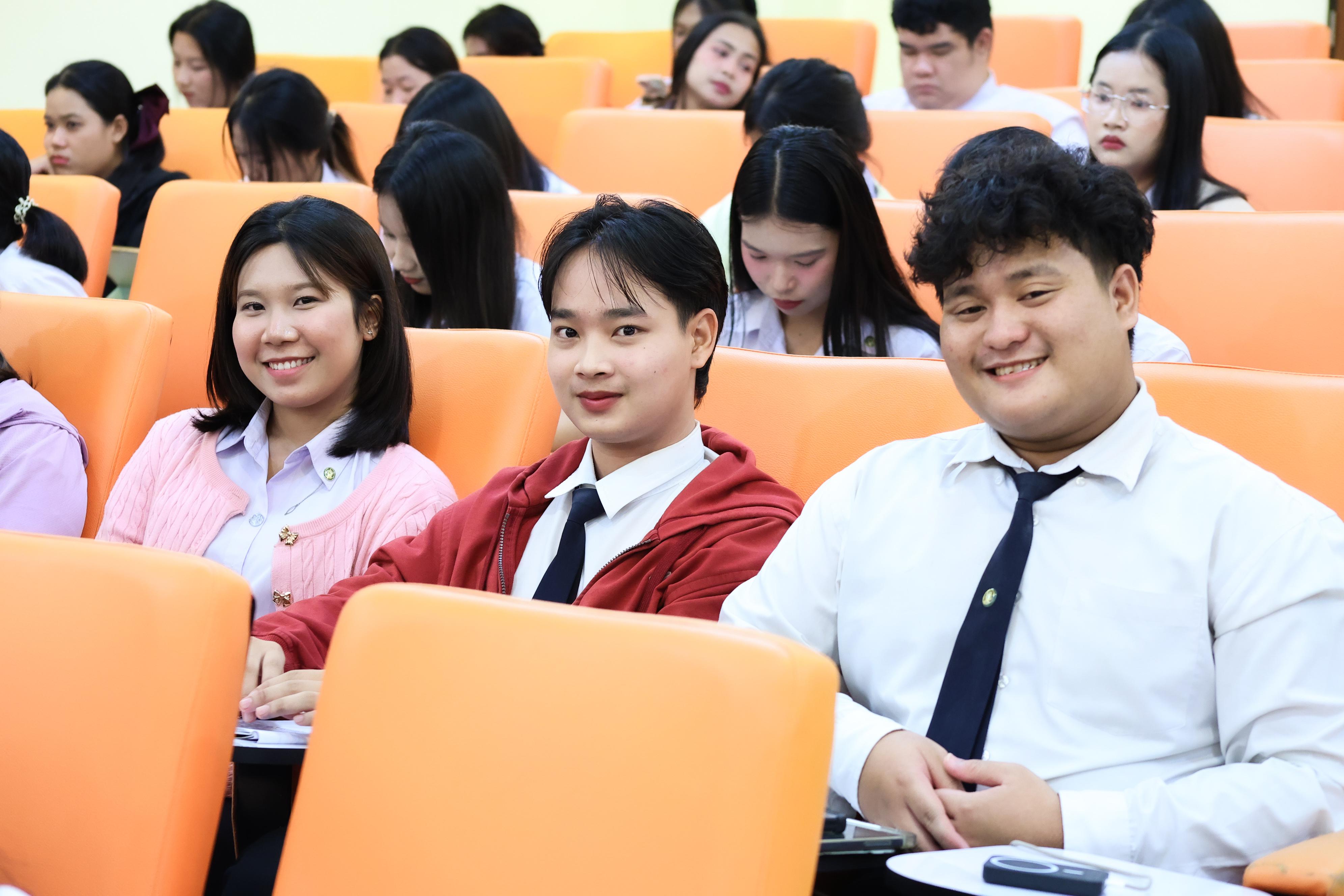 110. วันที่ 23 กันยายน 2569 คณะครุศาสตร์ มหาวิทยาลัยราชภัฏกำแพงเพชร ได้จัดการอาบรมติวสอบใบอนุญาติประกอบวิชาชีพให้กับนักศึกษาชั้นปี 3