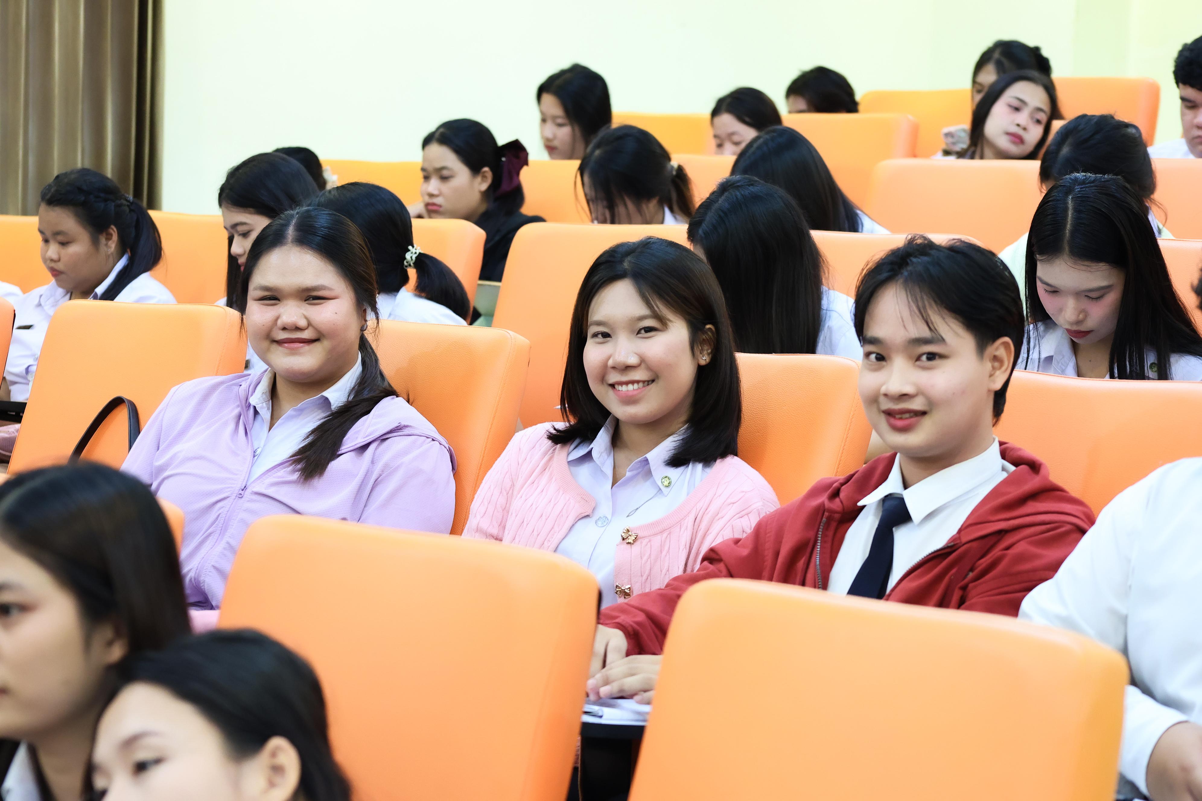111. วันที่ 23 กันยายน 2569 คณะครุศาสตร์ มหาวิทยาลัยราชภัฏกำแพงเพชร ได้จัดการอาบรมติวสอบใบอนุญาติประกอบวิชาชีพให้กับนักศึกษาชั้นปี 3