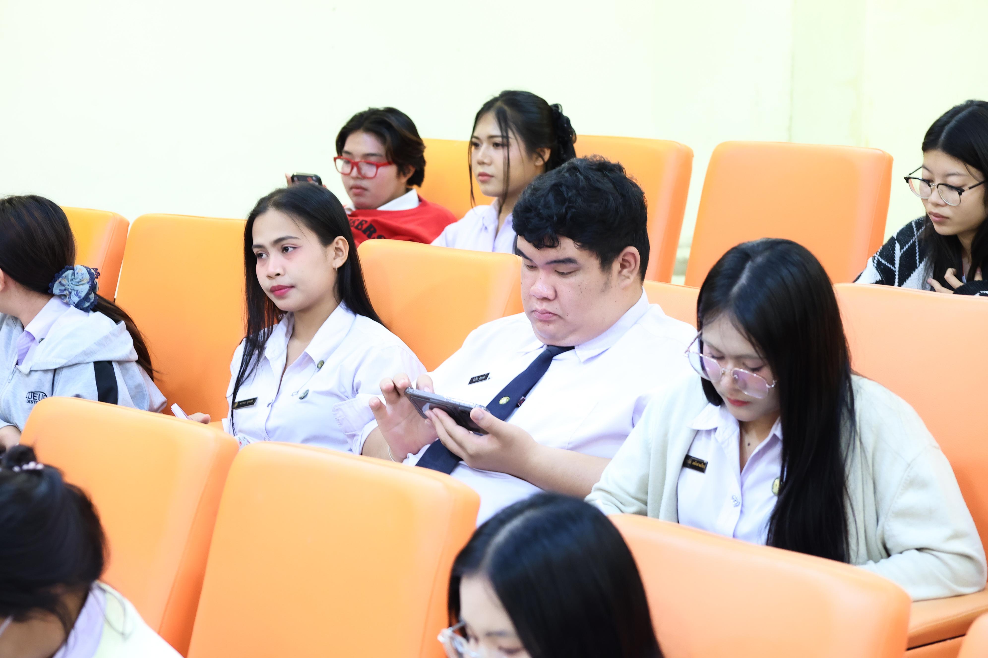 132. วันที่ 23 กันยายน 2569 คณะครุศาสตร์ มหาวิทยาลัยราชภัฏกำแพงเพชร ได้จัดการอาบรมติวสอบใบอนุญาติประกอบวิชาชีพให้กับนักศึกษาชั้นปี 3
