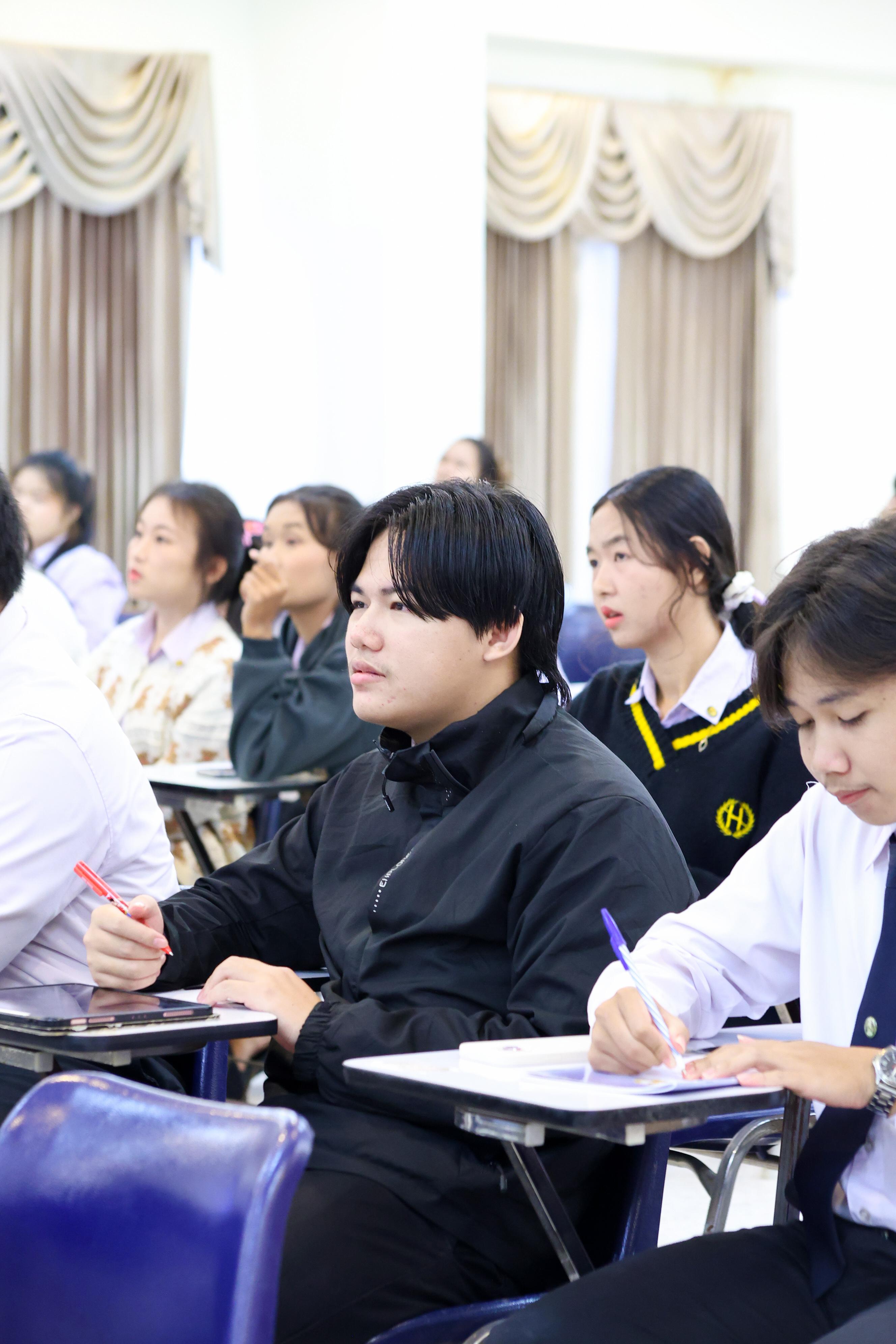 17. วันที่ 24 กันยายน 2569 คณะครุศาสตร์ มหาวิทยาลัยราชภัฏกำแพงเพชร ได้จัดการอบรมติวสอบใบอนุญาติประกอบวิชาชีพให้กับนักศึกษาชั้นปี 3