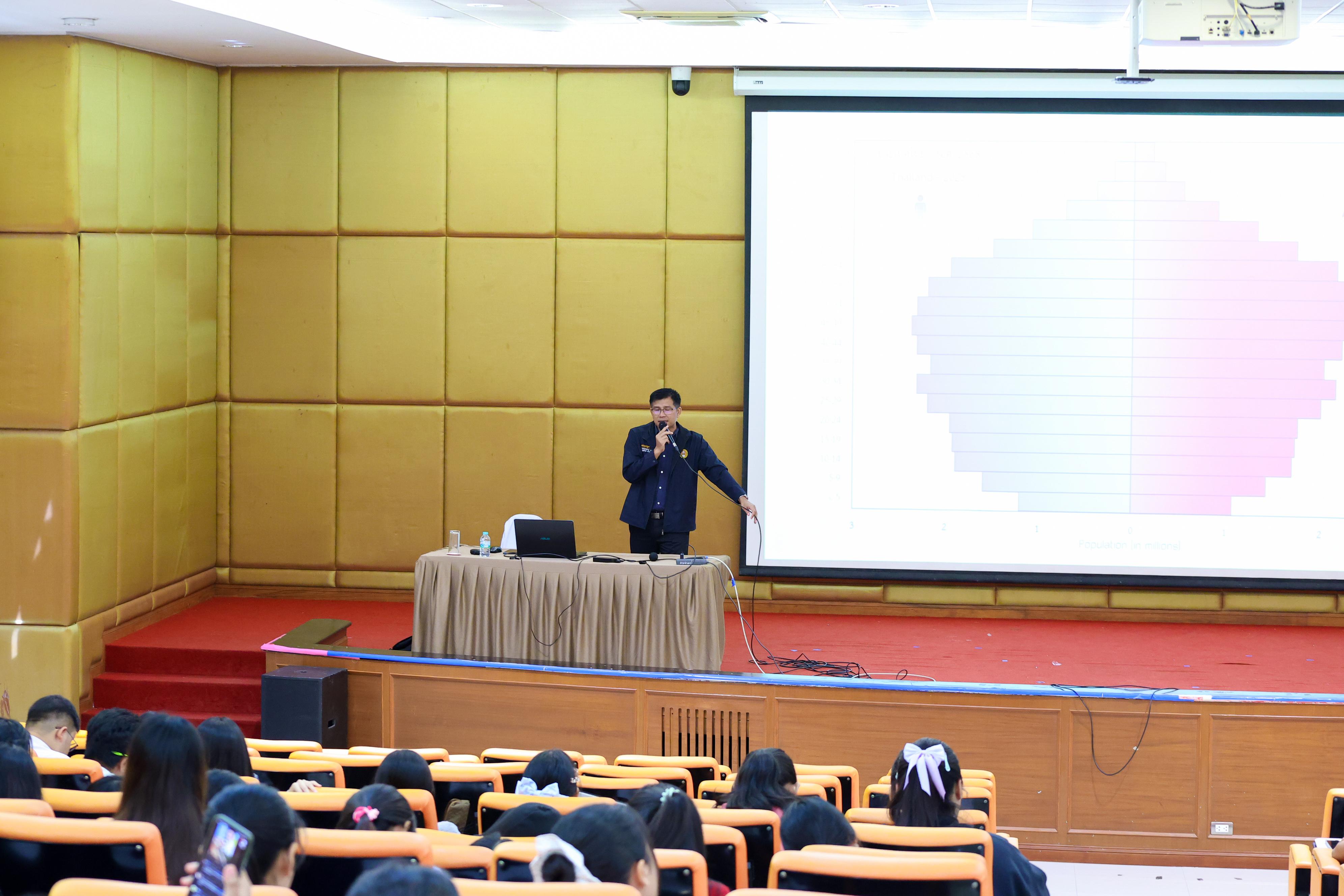 91. วันที่ 24 กันยายน 2569 คณะครุศาสตร์ มหาวิทยาลัยราชภัฏกำแพงเพชร ได้จัดการอบรมติวสอบใบอนุญาติประกอบวิชาชีพให้กับนักศึกษาชั้นปี 3