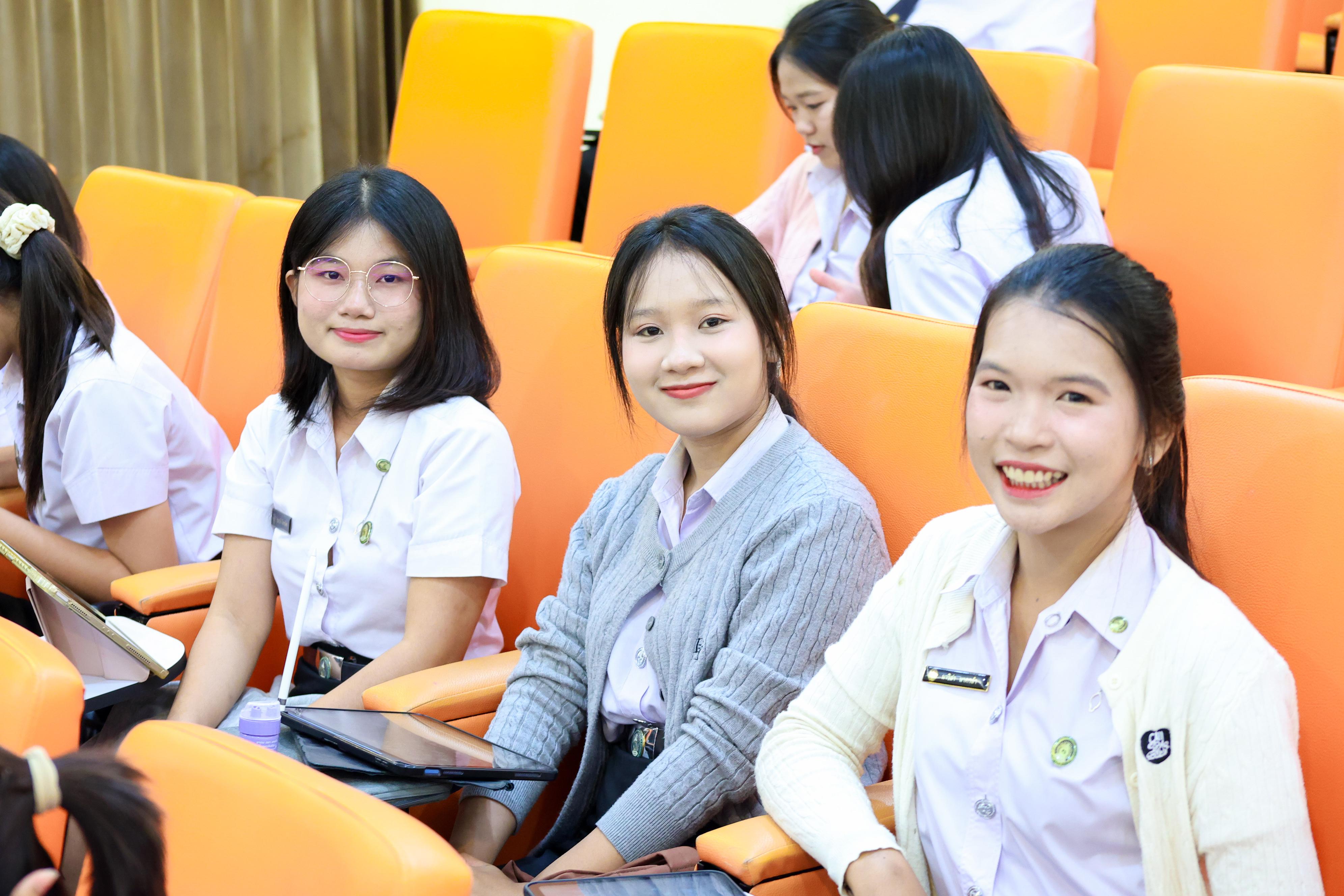 96. วันที่ 24 กันยายน 2569 คณะครุศาสตร์ มหาวิทยาลัยราชภัฏกำแพงเพชร ได้จัดการอบรมติวสอบใบอนุญาติประกอบวิชาชีพให้กับนักศึกษาชั้นปี 3