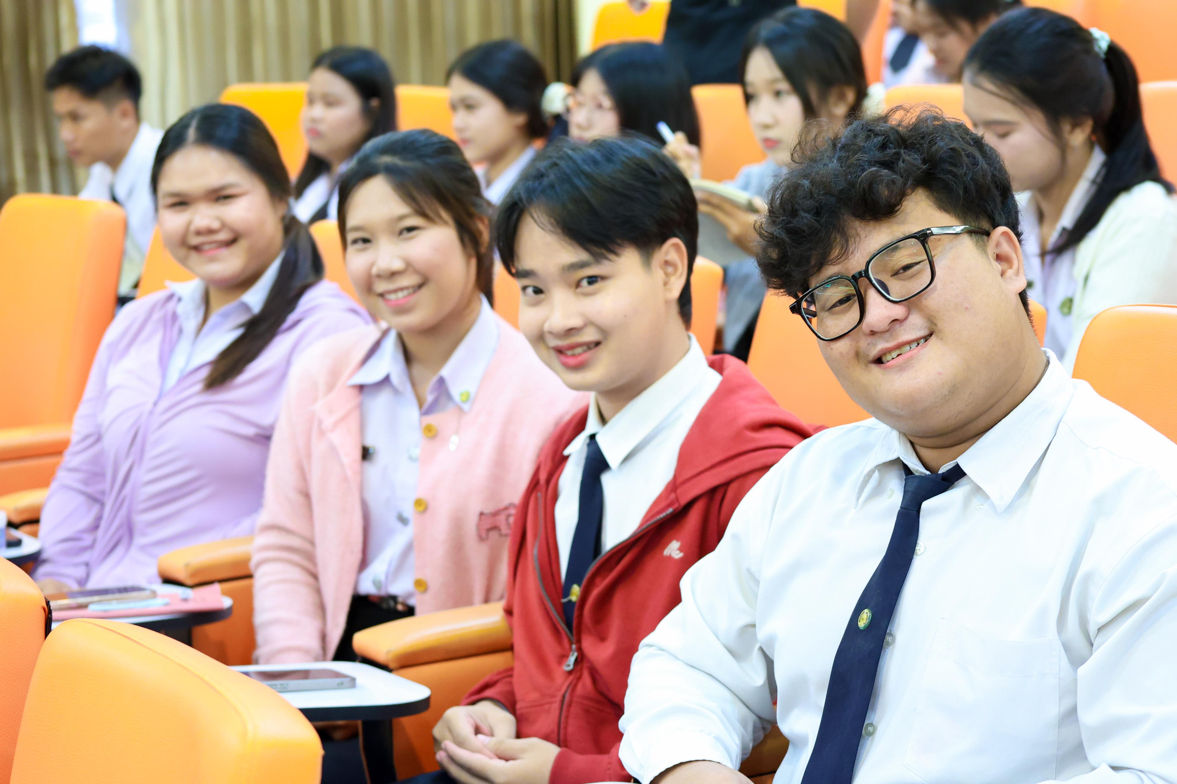 103. วันที่ 24 กันยายน 2569 คณะครุศาสตร์ มหาวิทยาลัยราชภัฏกำแพงเพชร ได้จัดการอบรมติวสอบใบอนุญาติประกอบวิชาชีพให้กับนักศึกษาชั้นปี 3