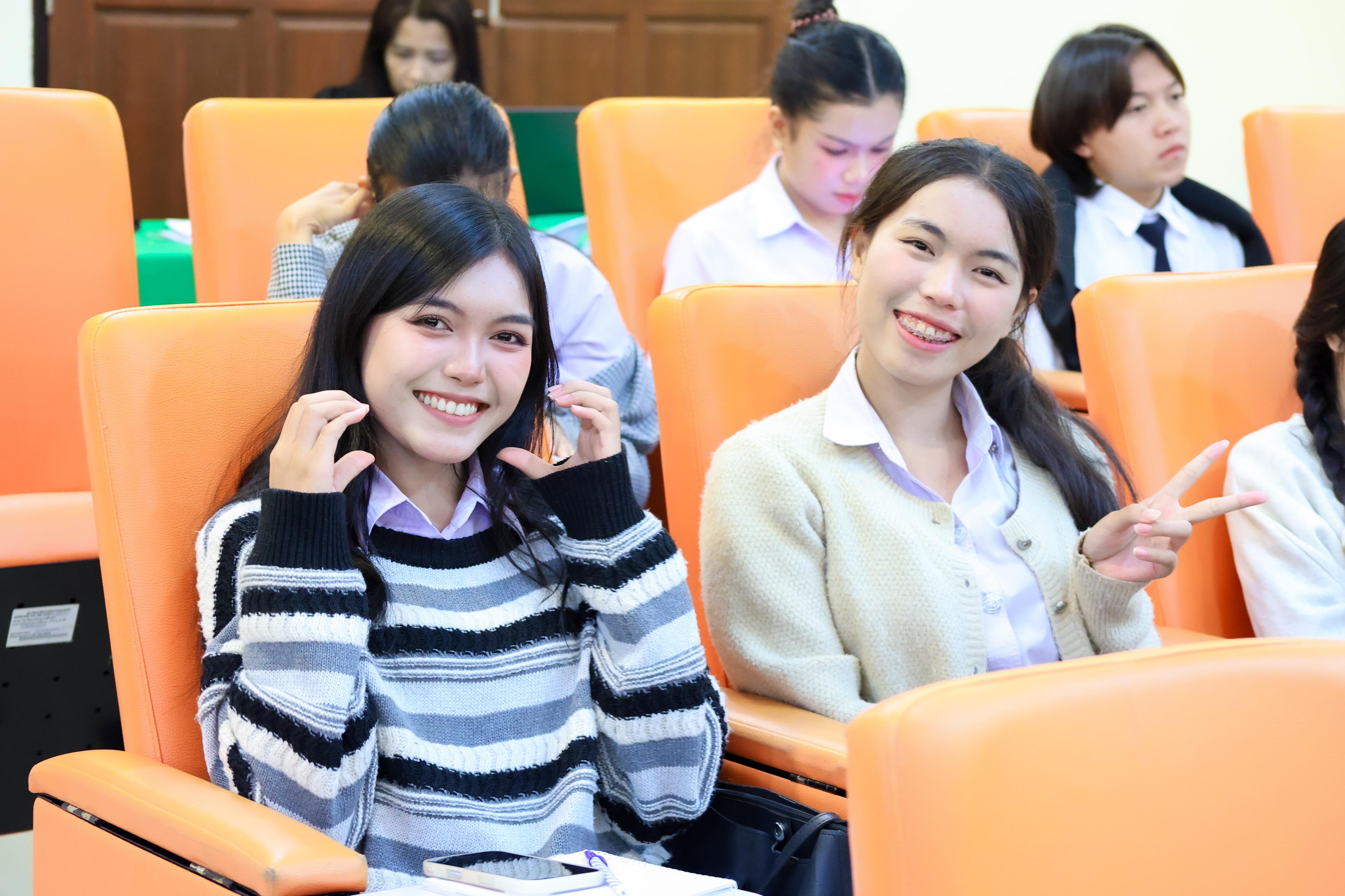 112. วันที่ 24 กันยายน 2569 คณะครุศาสตร์ มหาวิทยาลัยราชภัฏกำแพงเพชร ได้จัดการอบรมติวสอบใบอนุญาติประกอบวิชาชีพให้กับนักศึกษาชั้นปี 3