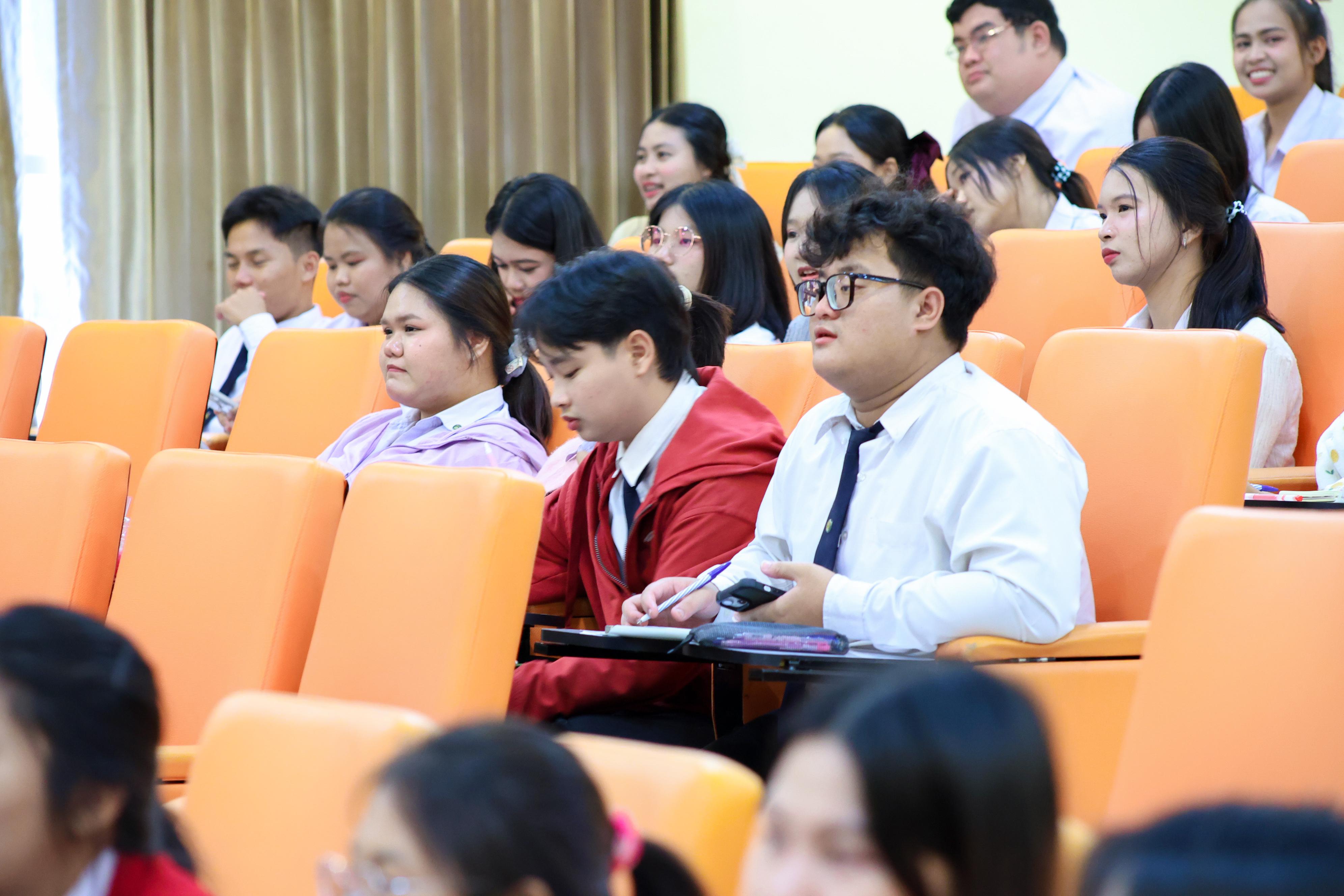 146. วันที่ 24 กันยายน 2569 คณะครุศาสตร์ มหาวิทยาลัยราชภัฏกำแพงเพชร ได้จัดการอบรมติวสอบใบอนุญาติประกอบวิชาชีพให้กับนักศึกษาชั้นปี 3