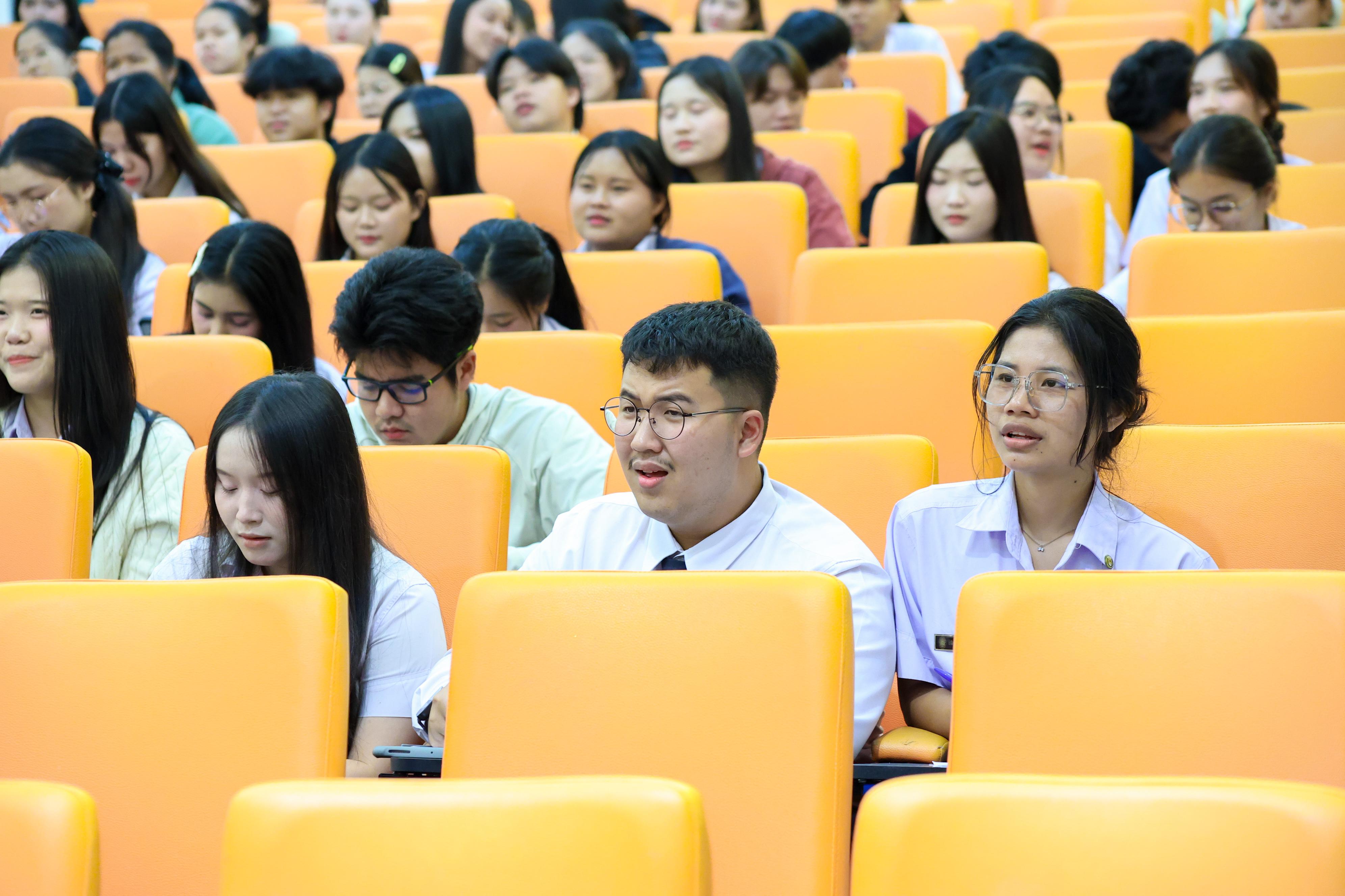 155. วันที่ 24 กันยายน 2569 คณะครุศาสตร์ มหาวิทยาลัยราชภัฏกำแพงเพชร ได้จัดการอบรมติวสอบใบอนุญาติประกอบวิชาชีพให้กับนักศึกษาชั้นปี 3