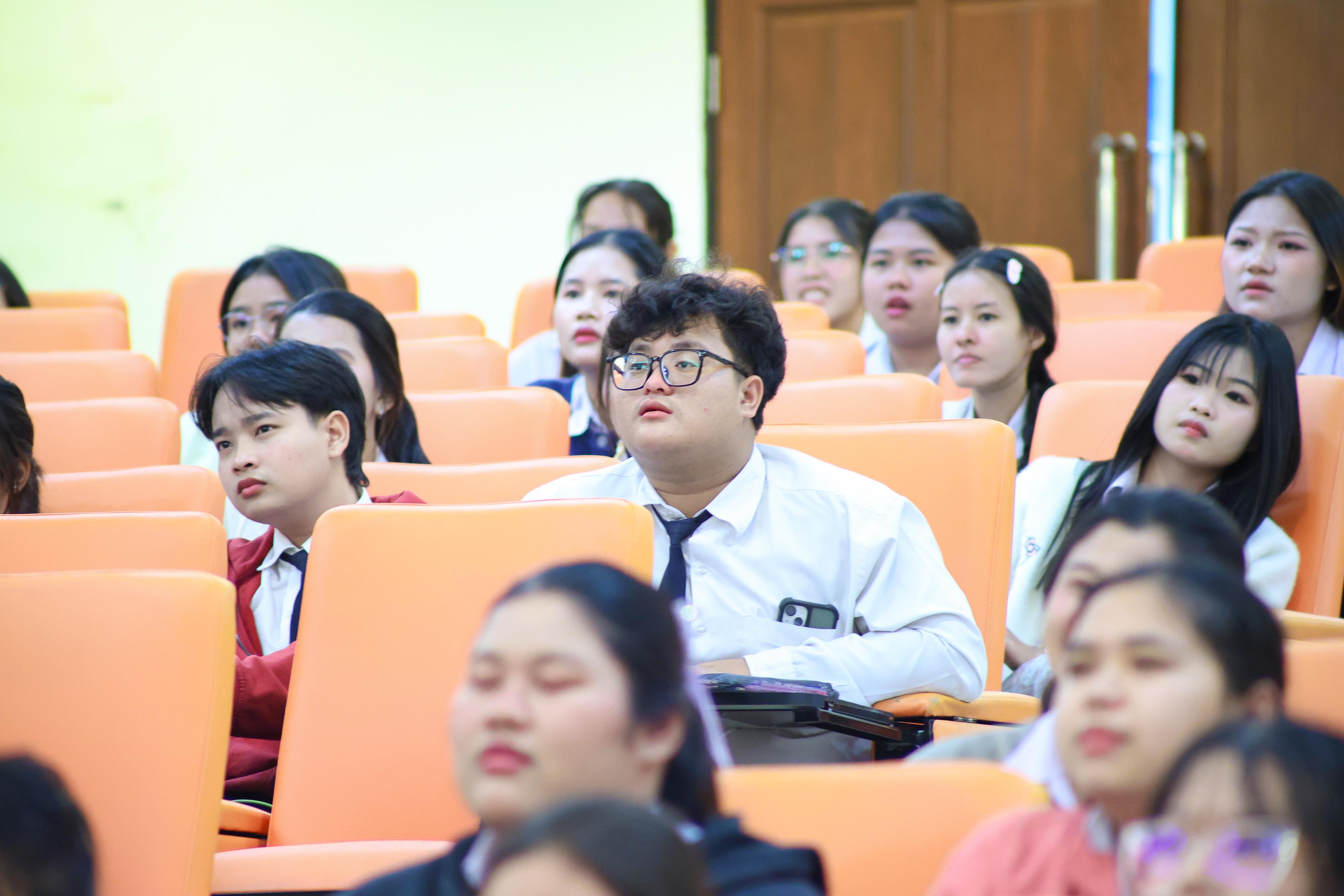 156. วันที่ 24 กันยายน 2569 คณะครุศาสตร์ มหาวิทยาลัยราชภัฏกำแพงเพชร ได้จัดการอบรมติวสอบใบอนุญาติประกอบวิชาชีพให้กับนักศึกษาชั้นปี 3