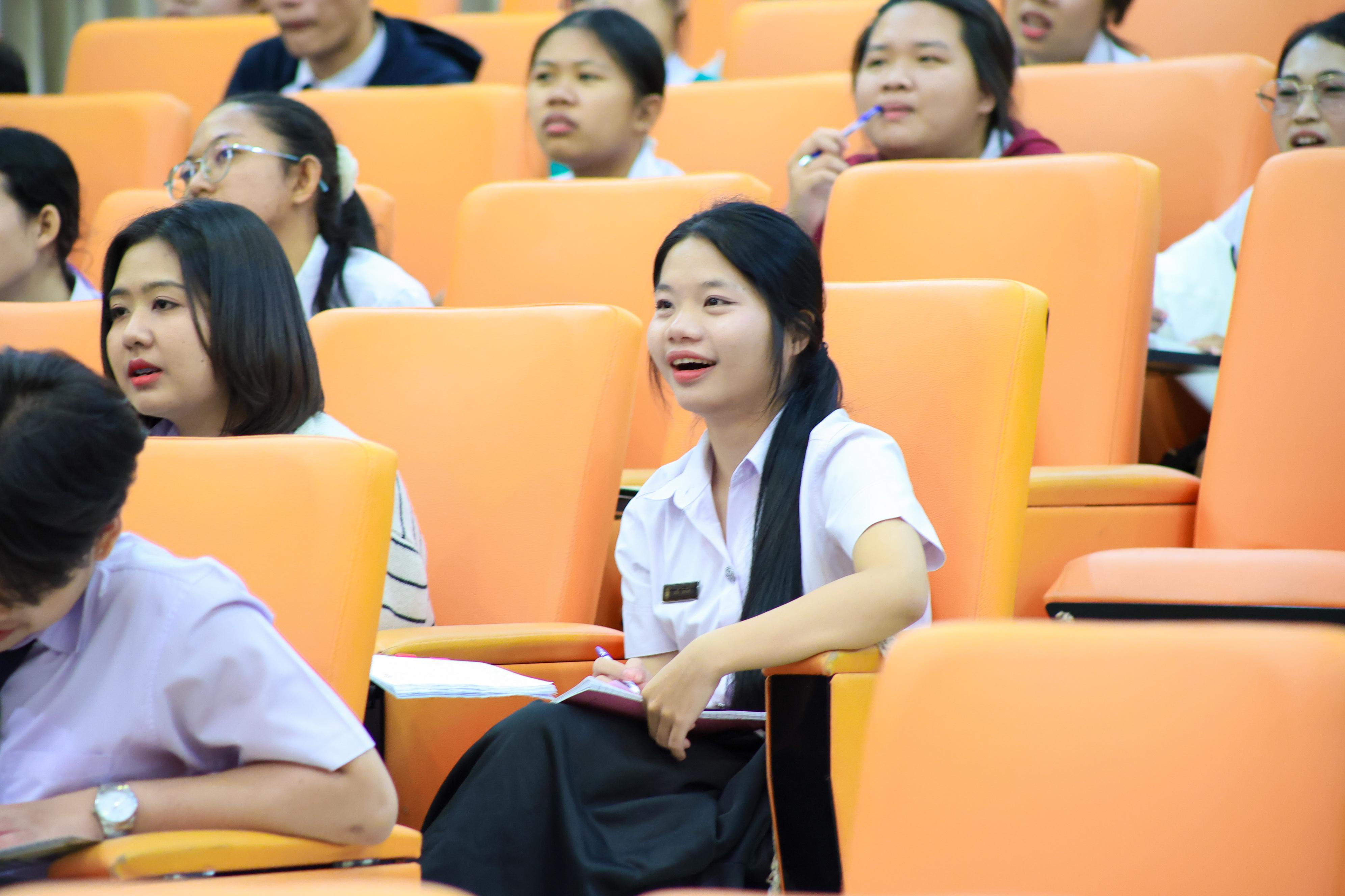 160. วันที่ 24 กันยายน 2569 คณะครุศาสตร์ มหาวิทยาลัยราชภัฏกำแพงเพชร ได้จัดการอบรมติวสอบใบอนุญาติประกอบวิชาชีพให้กับนักศึกษาชั้นปี 3