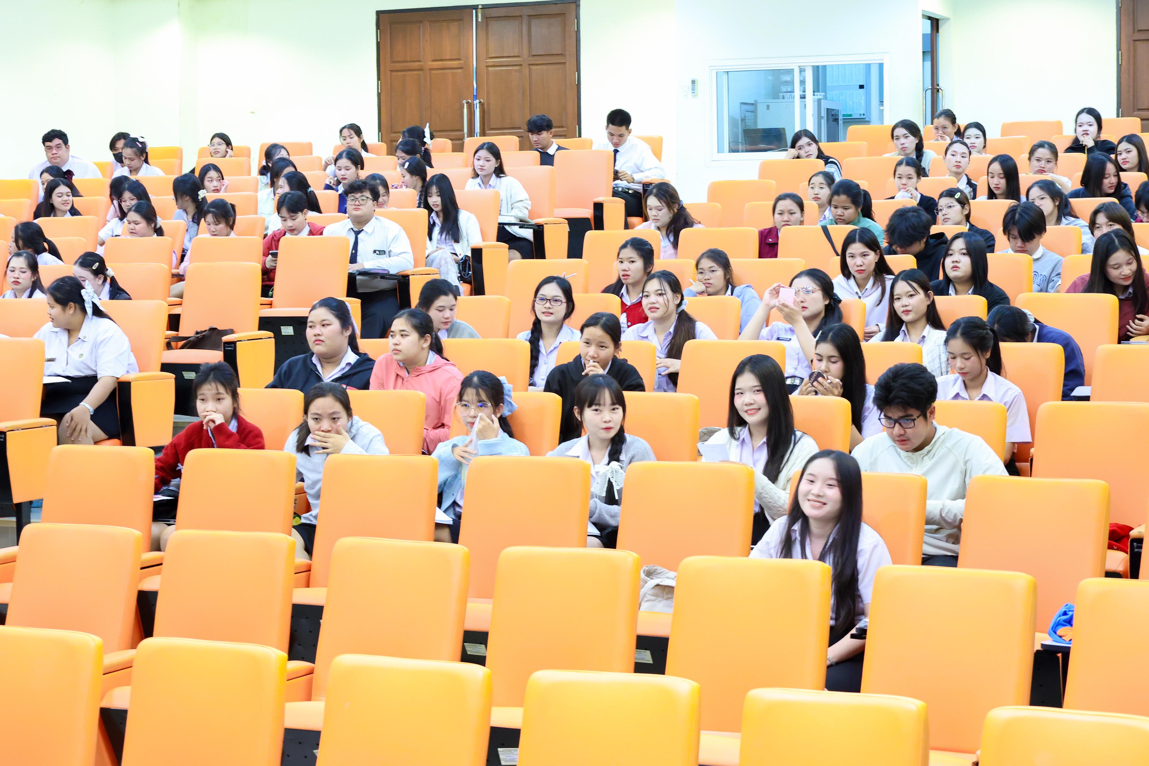 163. วันที่ 24 กันยายน 2569 คณะครุศาสตร์ มหาวิทยาลัยราชภัฏกำแพงเพชร ได้จัดการอบรมติวสอบใบอนุญาติประกอบวิชาชีพให้กับนักศึกษาชั้นปี 3