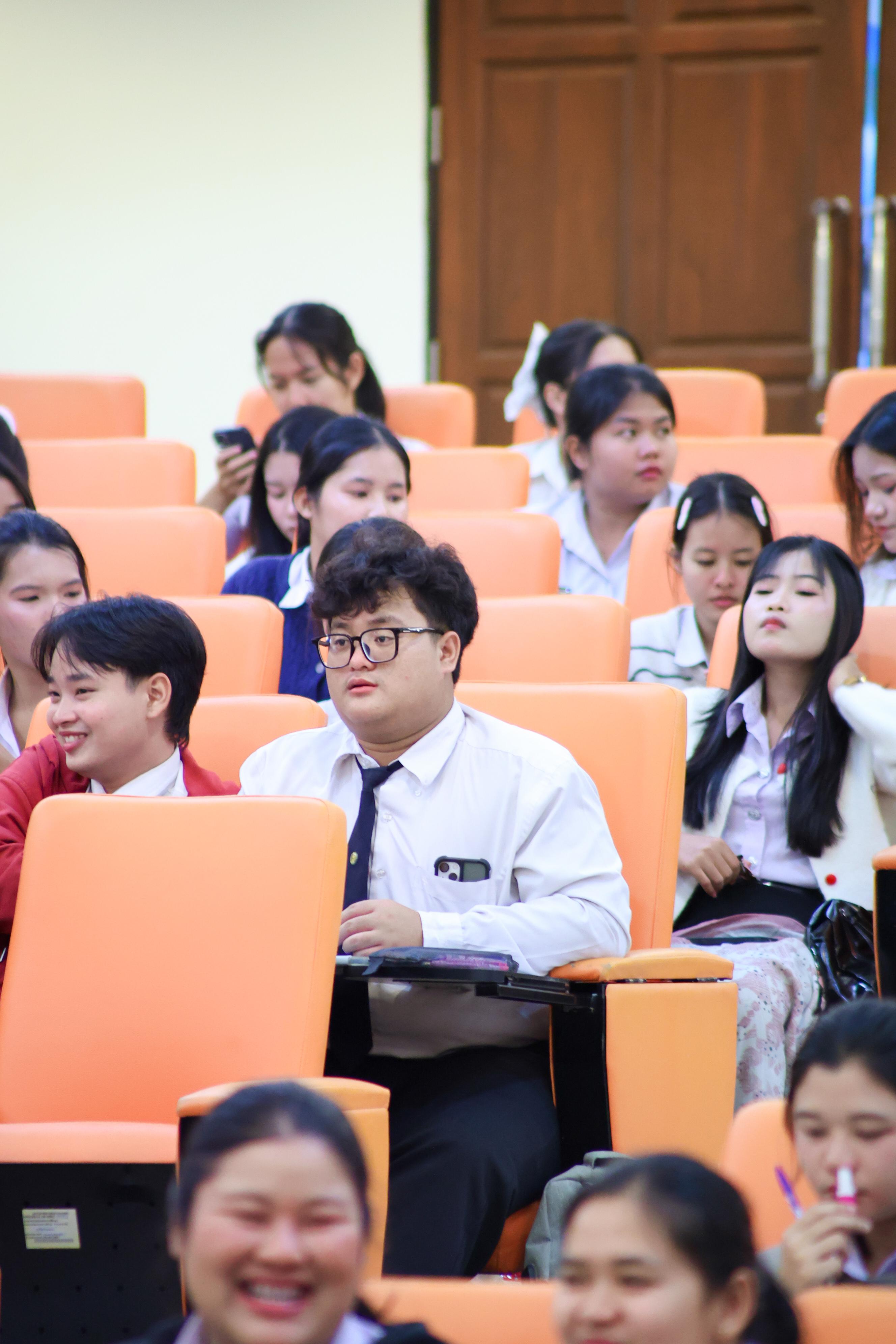 165. วันที่ 24 กันยายน 2569 คณะครุศาสตร์ มหาวิทยาลัยราชภัฏกำแพงเพชร ได้จัดการอบรมติวสอบใบอนุญาติประกอบวิชาชีพให้กับนักศึกษาชั้นปี 3