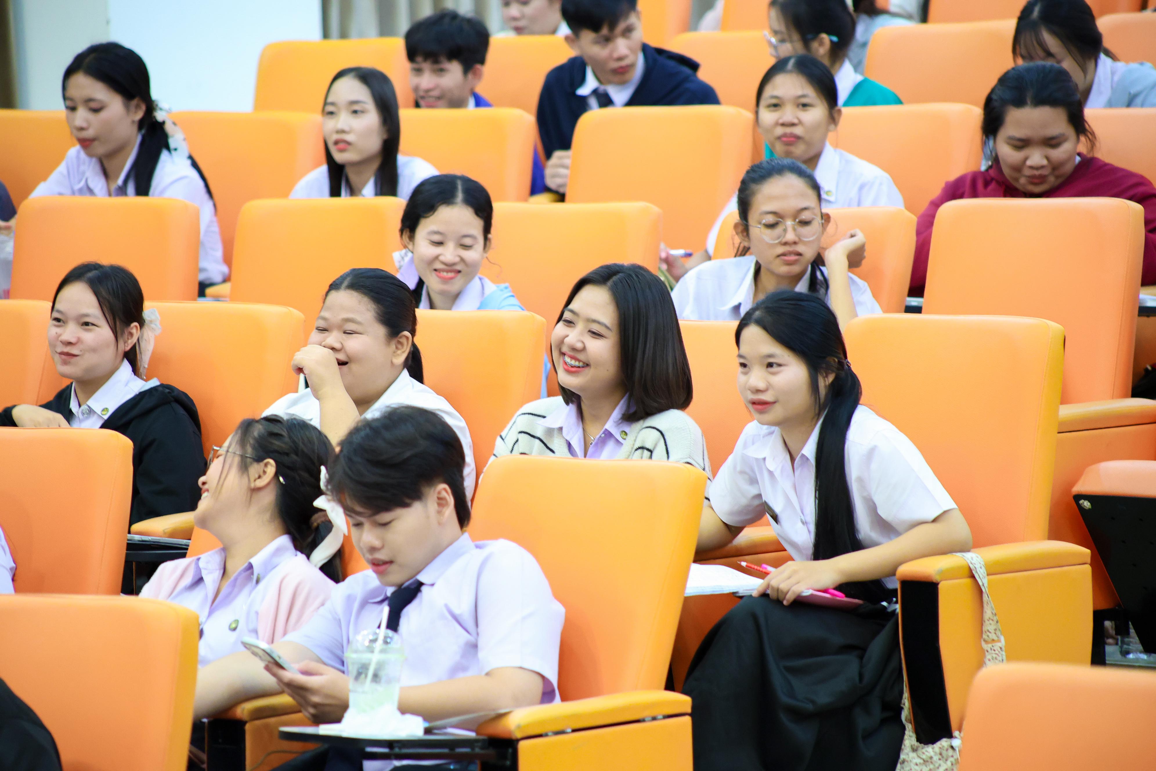 166. วันที่ 24 กันยายน 2569 คณะครุศาสตร์ มหาวิทยาลัยราชภัฏกำแพงเพชร ได้จัดการอบรมติวสอบใบอนุญาติประกอบวิชาชีพให้กับนักศึกษาชั้นปี 3