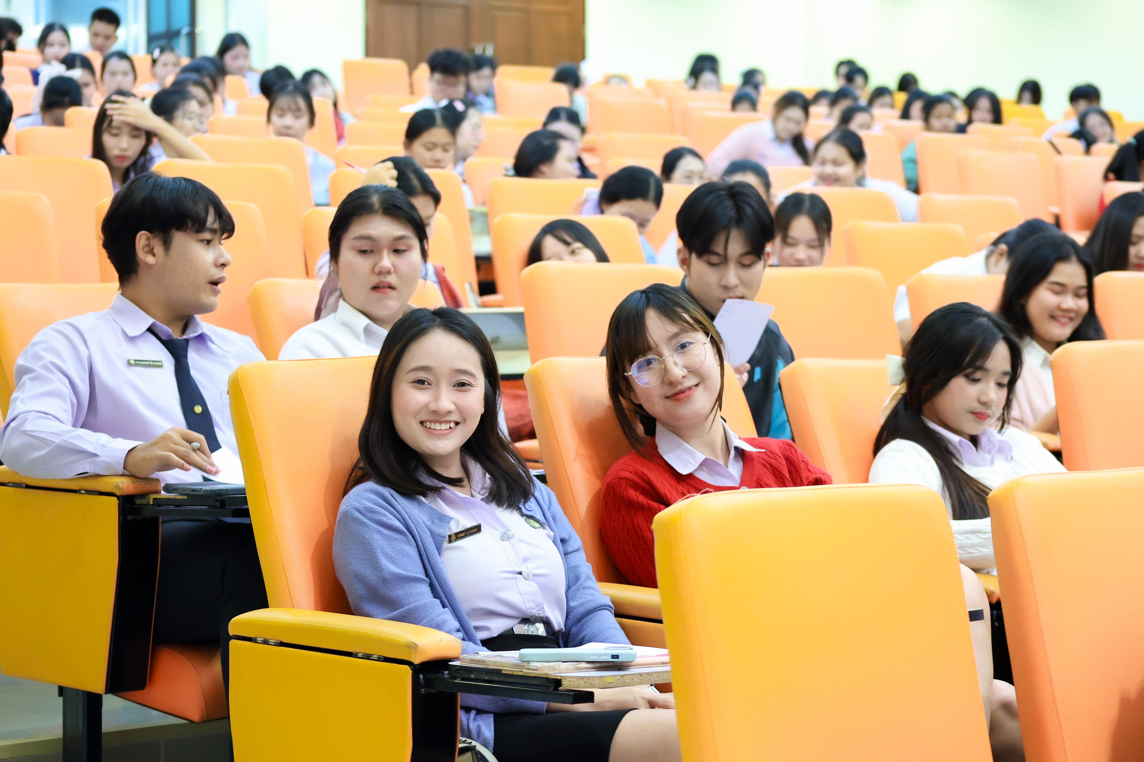 175. วันที่ 24 กันยายน 2569 คณะครุศาสตร์ มหาวิทยาลัยราชภัฏกำแพงเพชร ได้จัดการอบรมติวสอบใบอนุญาติประกอบวิชาชีพให้กับนักศึกษาชั้นปี 3