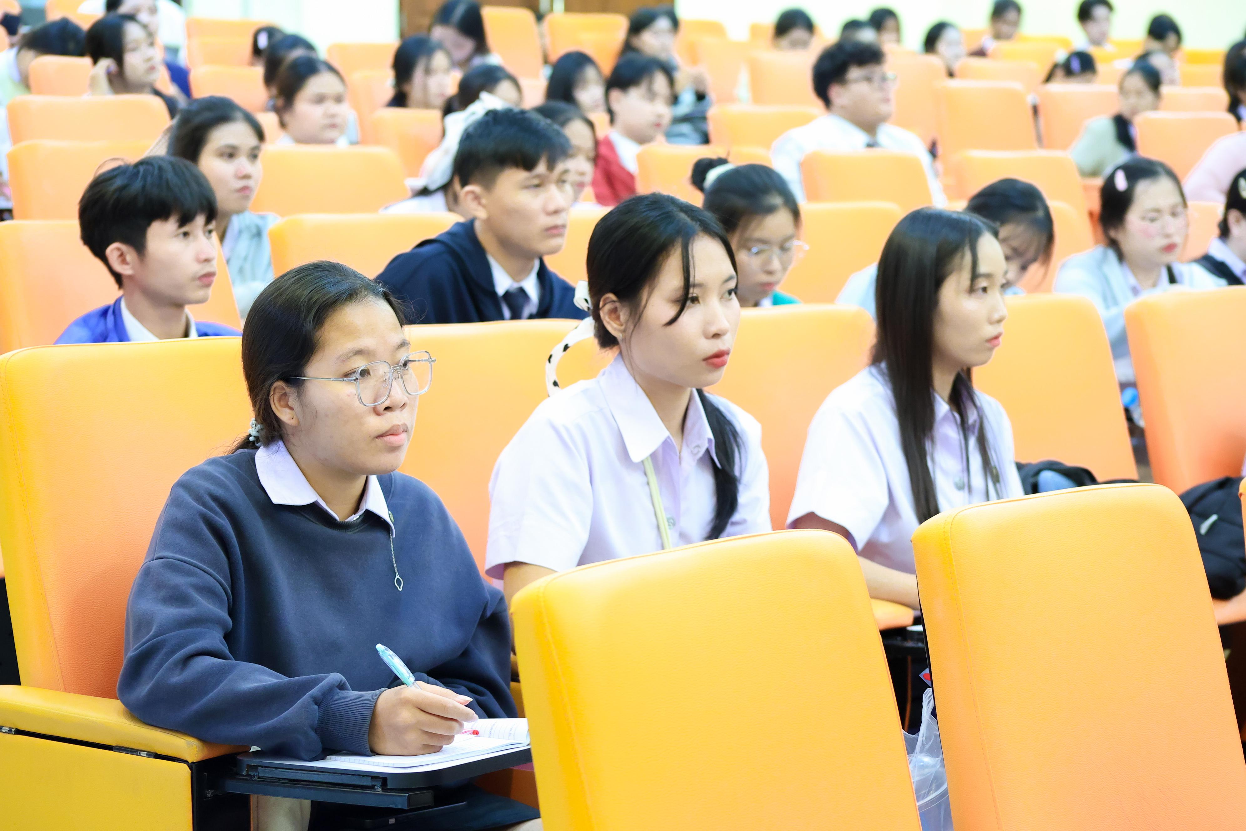 177. วันที่ 24 กันยายน 2569 คณะครุศาสตร์ มหาวิทยาลัยราชภัฏกำแพงเพชร ได้จัดการอบรมติวสอบใบอนุญาติประกอบวิชาชีพให้กับนักศึกษาชั้นปี 3