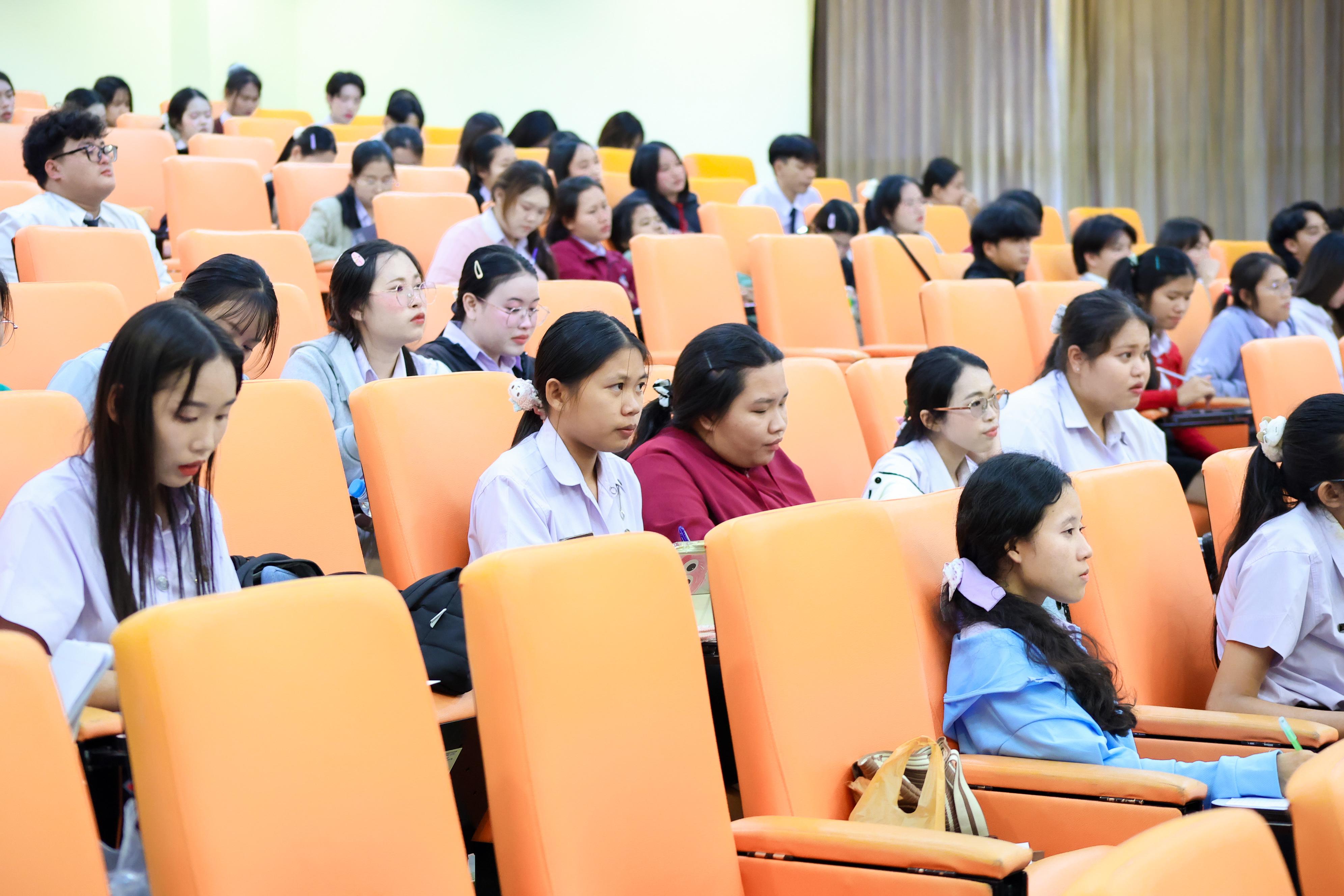 178. วันที่ 24 กันยายน 2569 คณะครุศาสตร์ มหาวิทยาลัยราชภัฏกำแพงเพชร ได้จัดการอบรมติวสอบใบอนุญาติประกอบวิชาชีพให้กับนักศึกษาชั้นปี 3