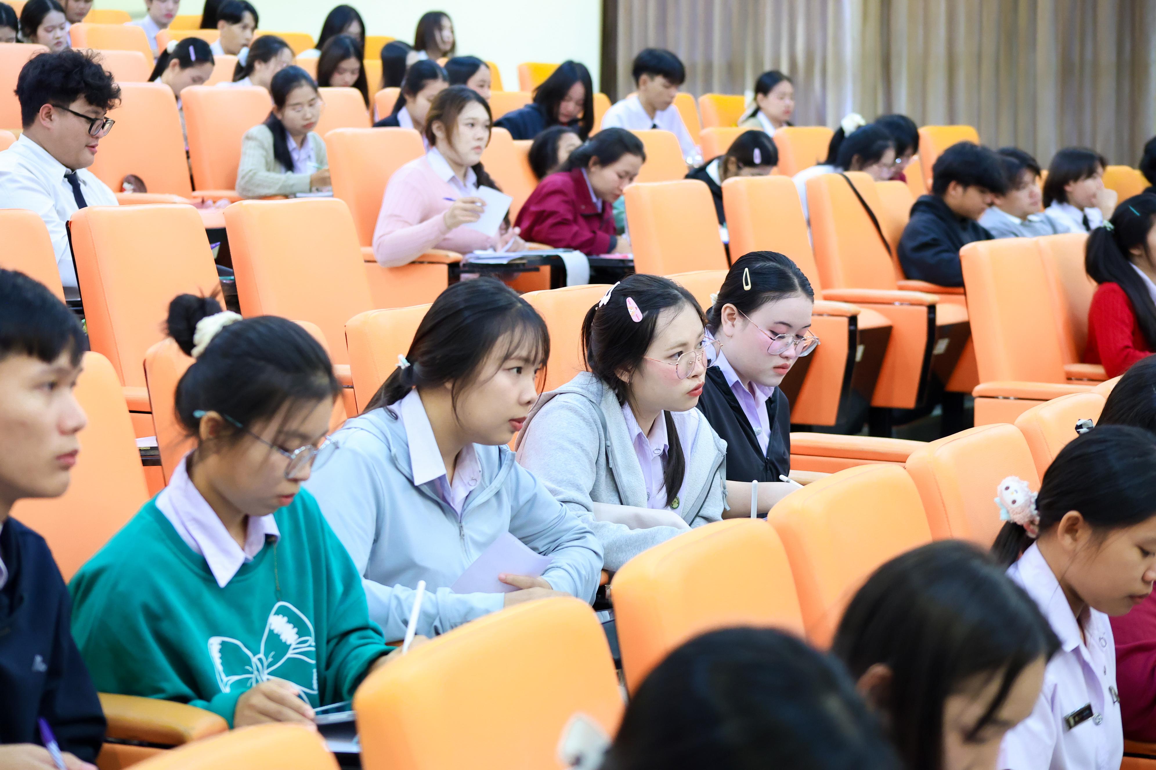 179. วันที่ 24 กันยายน 2569 คณะครุศาสตร์ มหาวิทยาลัยราชภัฏกำแพงเพชร ได้จัดการอบรมติวสอบใบอนุญาติประกอบวิชาชีพให้กับนักศึกษาชั้นปี 3