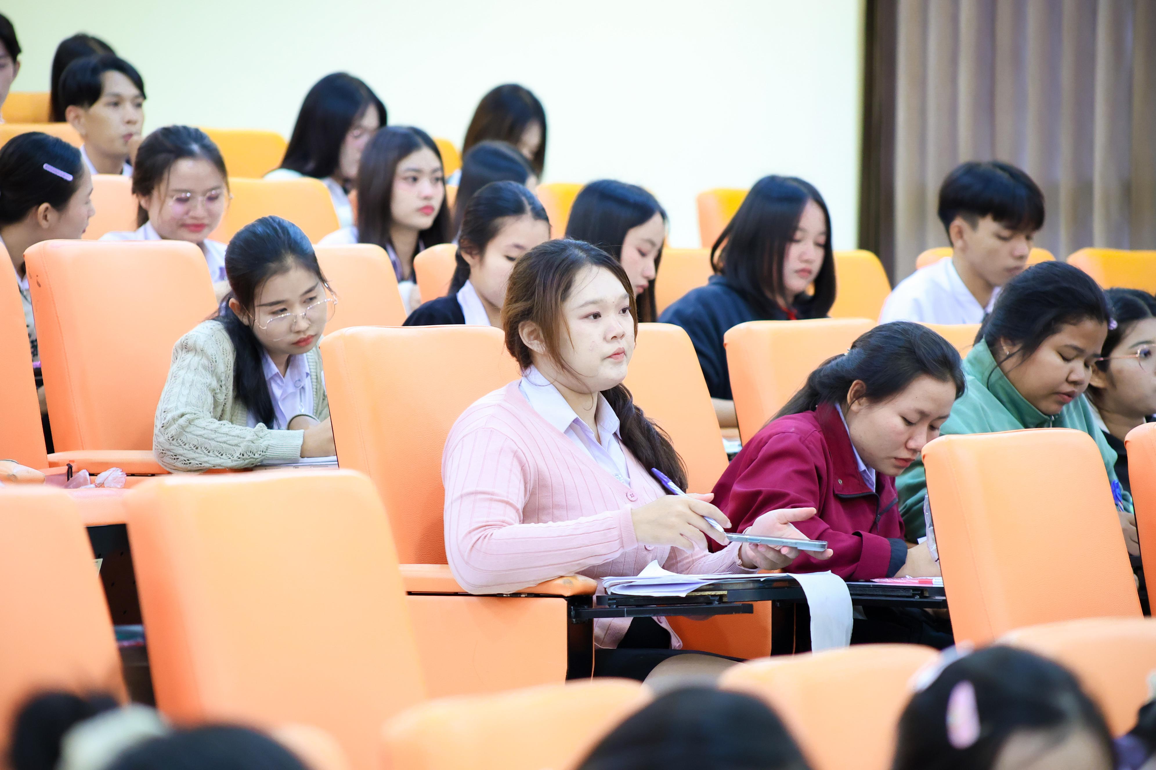 180. วันที่ 24 กันยายน 2569 คณะครุศาสตร์ มหาวิทยาลัยราชภัฏกำแพงเพชร ได้จัดการอบรมติวสอบใบอนุญาติประกอบวิชาชีพให้กับนักศึกษาชั้นปี 3