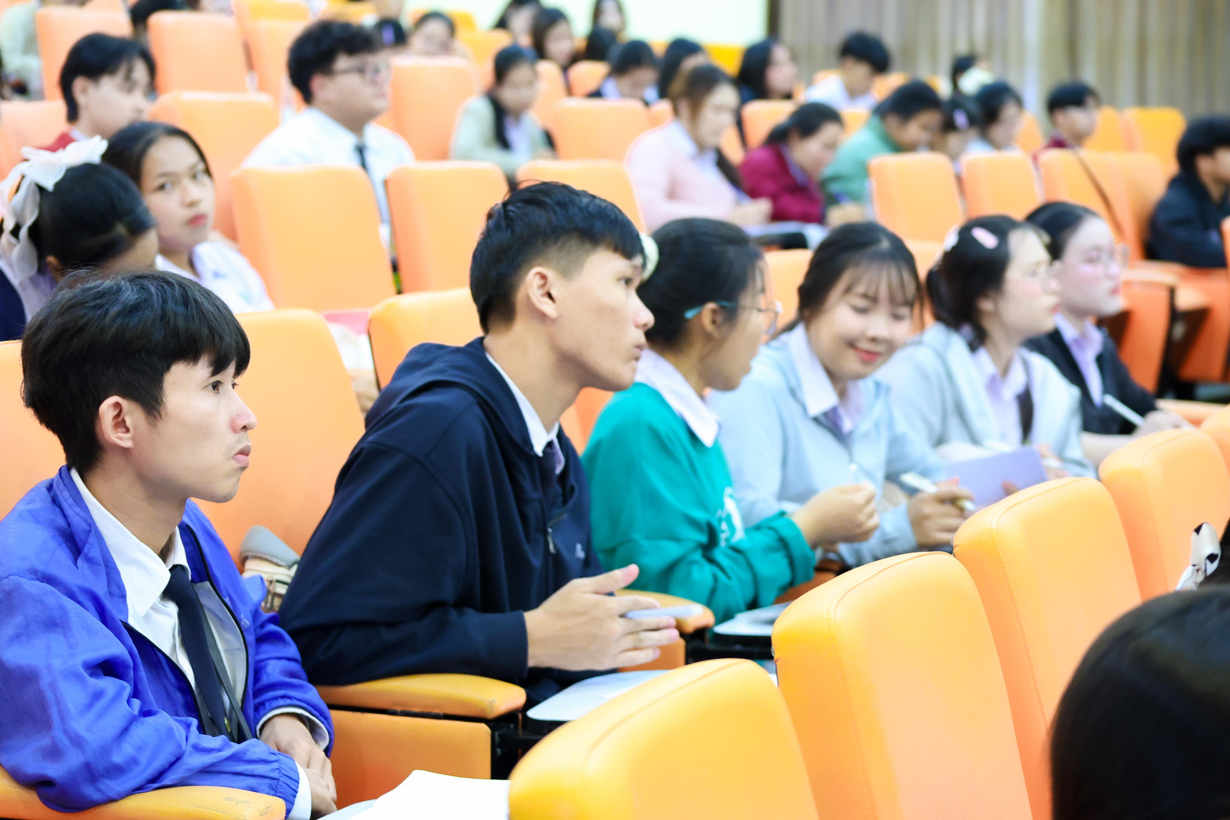 181. วันที่ 24 กันยายน 2569 คณะครุศาสตร์ มหาวิทยาลัยราชภัฏกำแพงเพชร ได้จัดการอบรมติวสอบใบอนุญาติประกอบวิชาชีพให้กับนักศึกษาชั้นปี 3