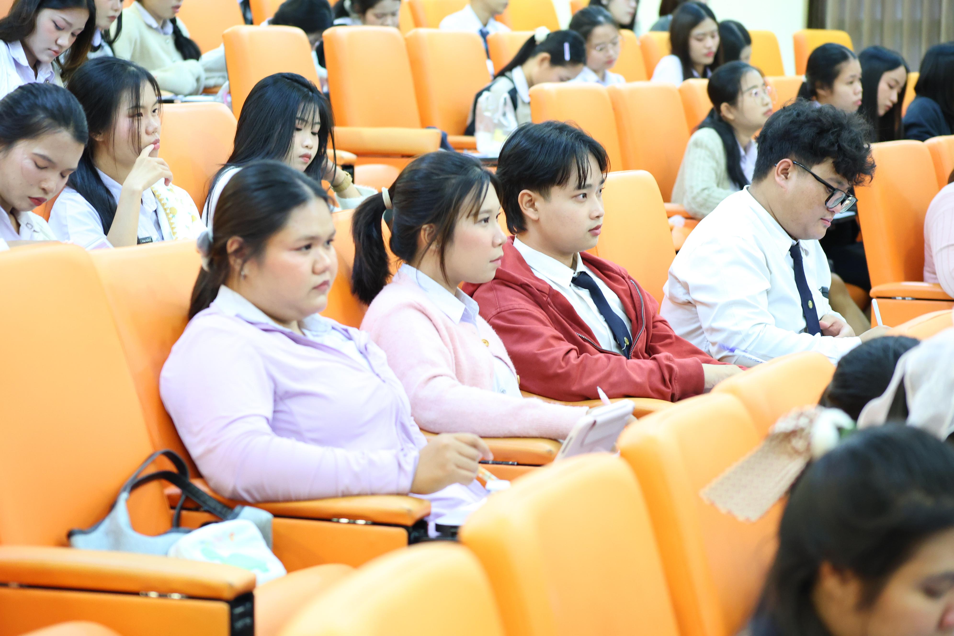 183. วันที่ 24 กันยายน 2569 คณะครุศาสตร์ มหาวิทยาลัยราชภัฏกำแพงเพชร ได้จัดการอบรมติวสอบใบอนุญาติประกอบวิชาชีพให้กับนักศึกษาชั้นปี 3