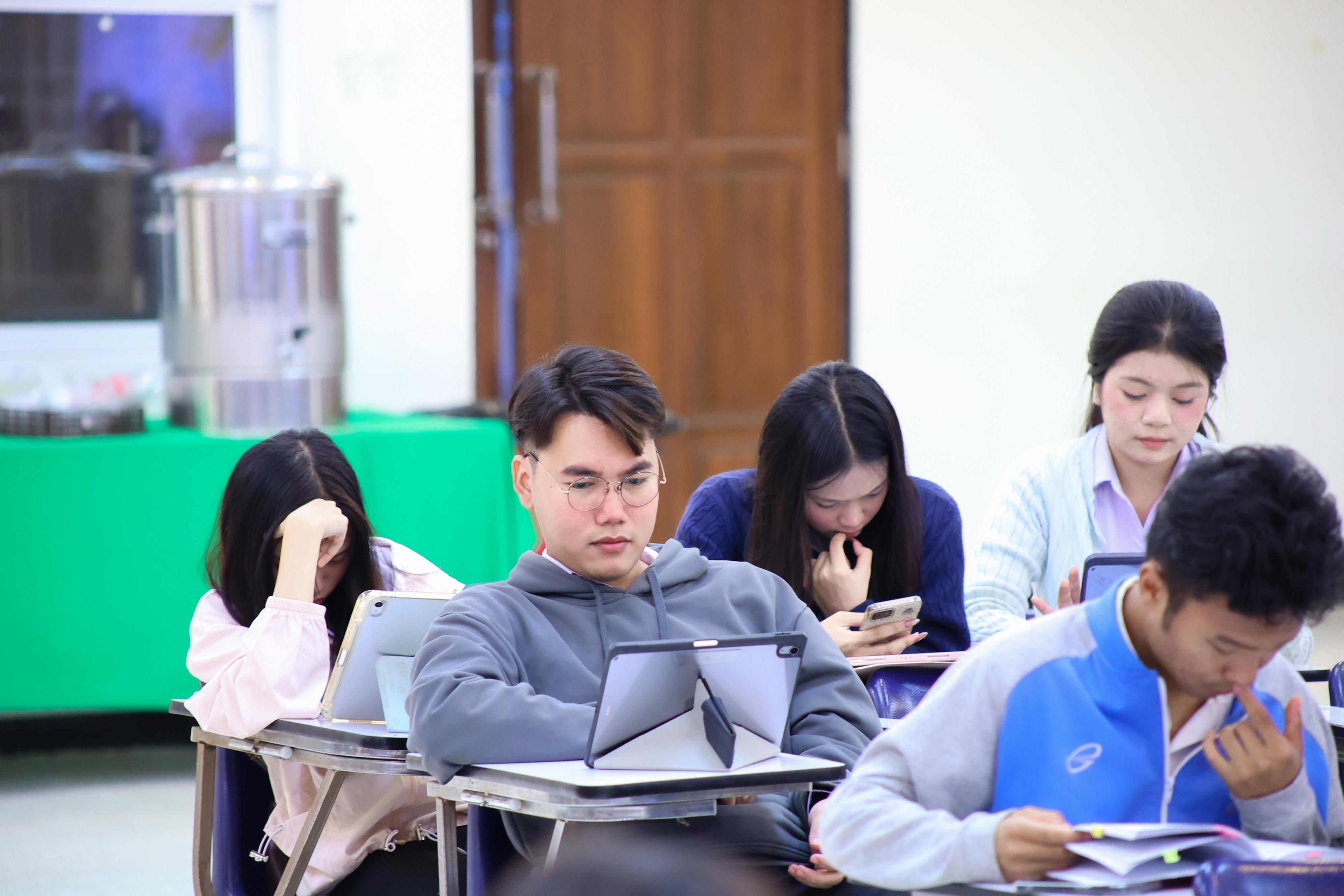211. วันที่ 24 กันยายน 2569 คณะครุศาสตร์ มหาวิทยาลัยราชภัฏกำแพงเพชร ได้จัดการอบรมติวสอบใบอนุญาติประกอบวิชาชีพให้กับนักศึกษาชั้นปี 3