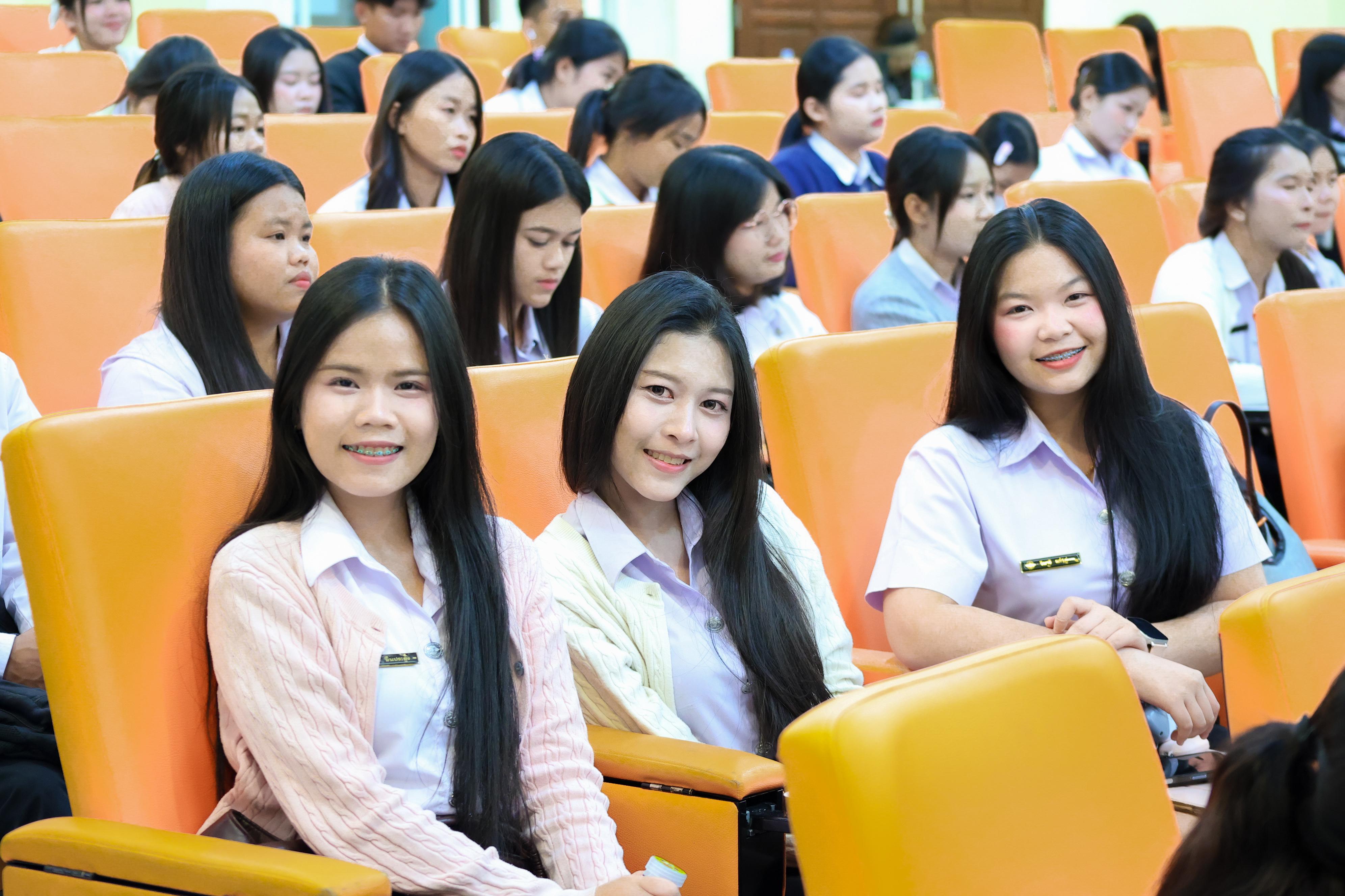 242. วันที่ 24 กันยายน 2569 คณะครุศาสตร์ มหาวิทยาลัยราชภัฏกำแพงเพชร ได้จัดการอบรมติวสอบใบอนุญาติประกอบวิชาชีพให้กับนักศึกษาชั้นปี 3