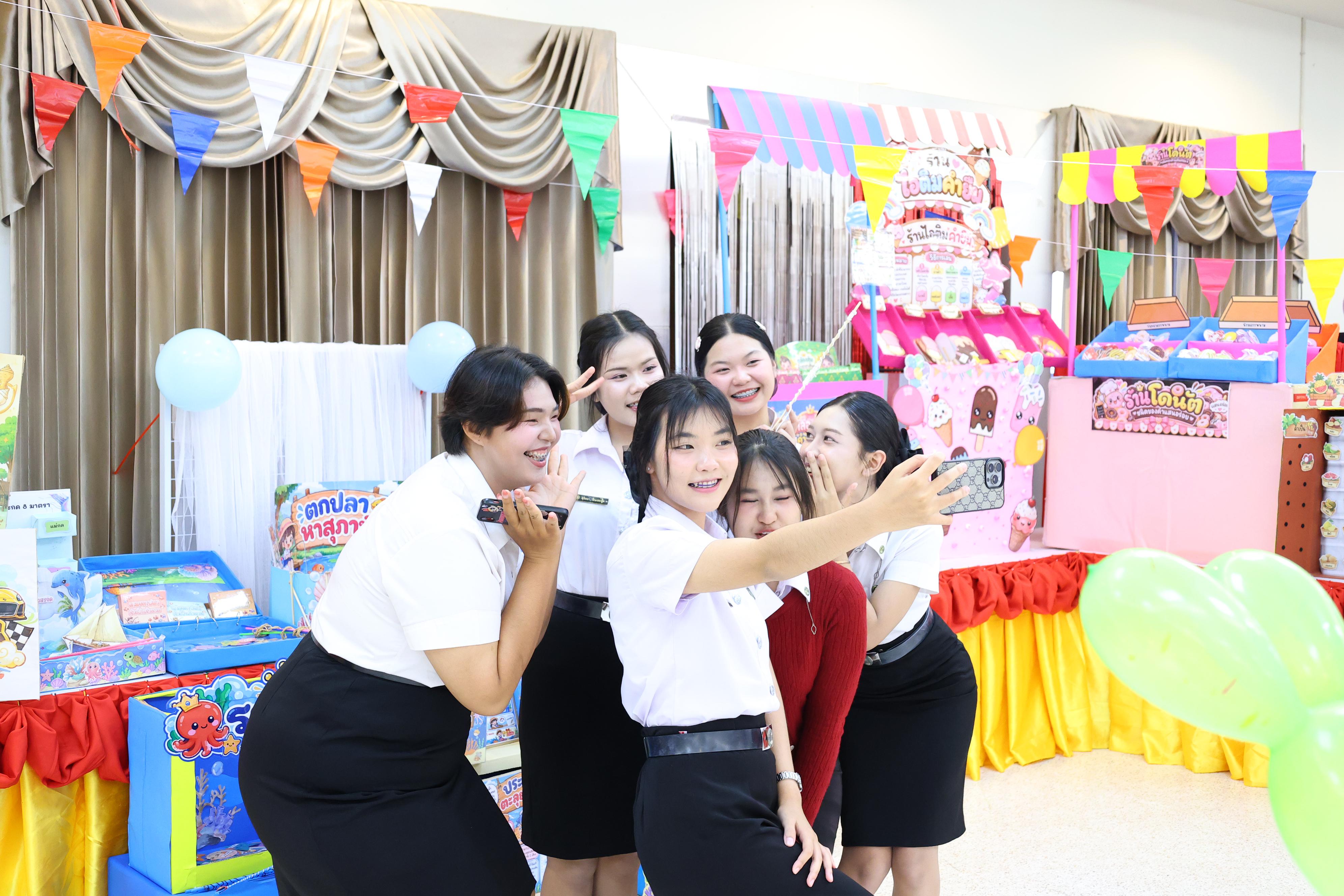 185. วันที่ 30 กันยายน 2569 โปรแกรมวิชาภาษาไทย คณะครุศาสตร์ มหาวิทยาลัยราชภัฏกำแพงเพชร ได้จัดนิทรรศแสดงสื่อภาษาไทย ณ ห้องประชุมคุรุร่มสัก1 คณะครุศาสตร์ มหาวิทยาลัยราชภัฏกำแพงเพชร