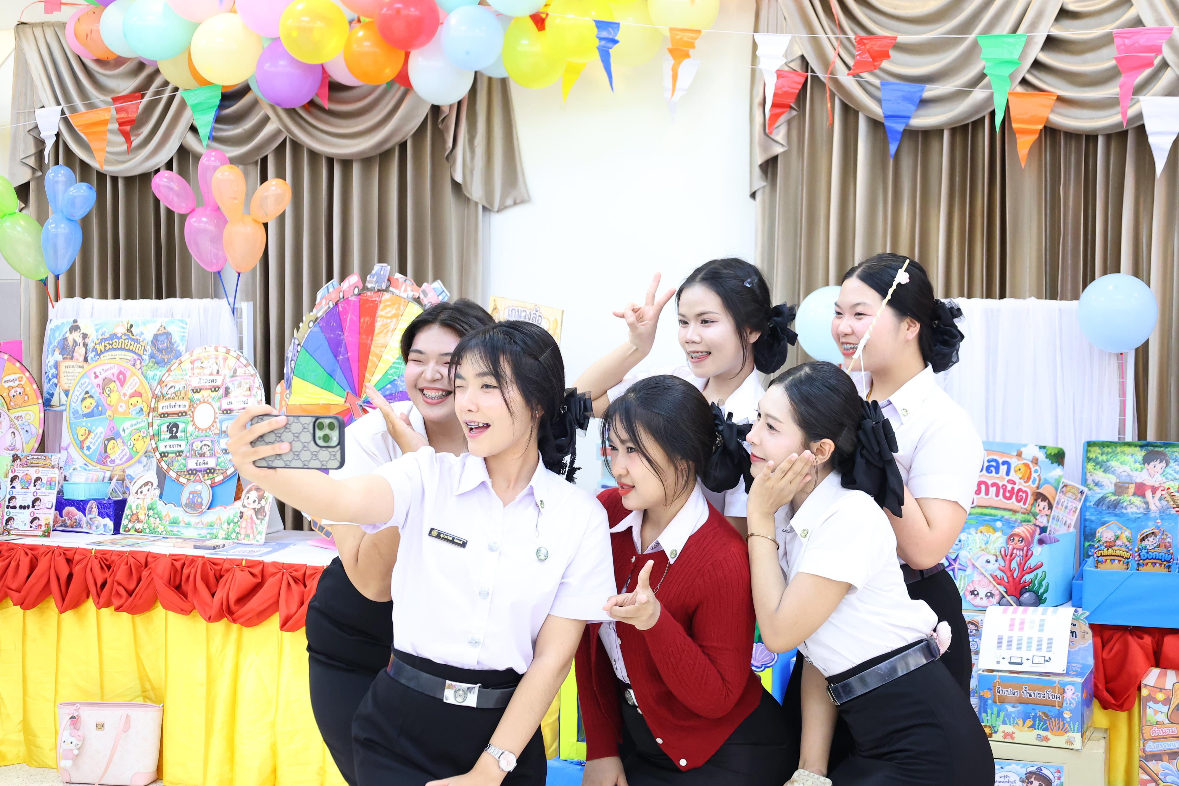 186. วันที่ 30 กันยายน 2569 โปรแกรมวิชาภาษาไทย คณะครุศาสตร์ มหาวิทยาลัยราชภัฏกำแพงเพชร ได้จัดนิทรรศแสดงสื่อภาษาไทย ณ ห้องประชุมคุรุร่มสัก1 คณะครุศาสตร์ มหาวิทยาลัยราชภัฏกำแพงเพชร