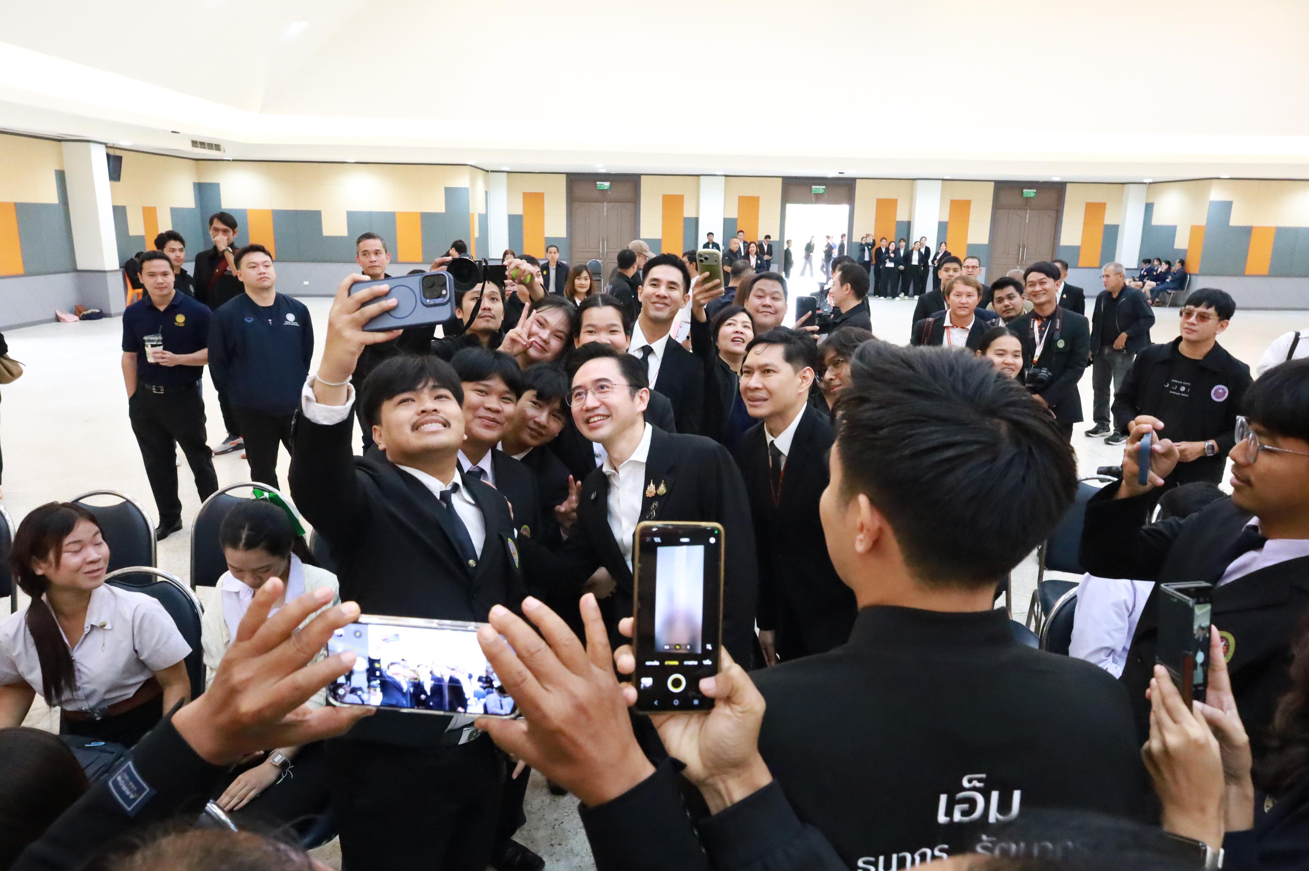 211. การขับเคลื่อนมหาวิทยาลัยราชภัฏสู่การเป็นคลังสมองของจังหวัดด้วยการผลิตบัณฑิต วิจัยและนวัตกรรมที่ตอบโจทย์พื้นที่