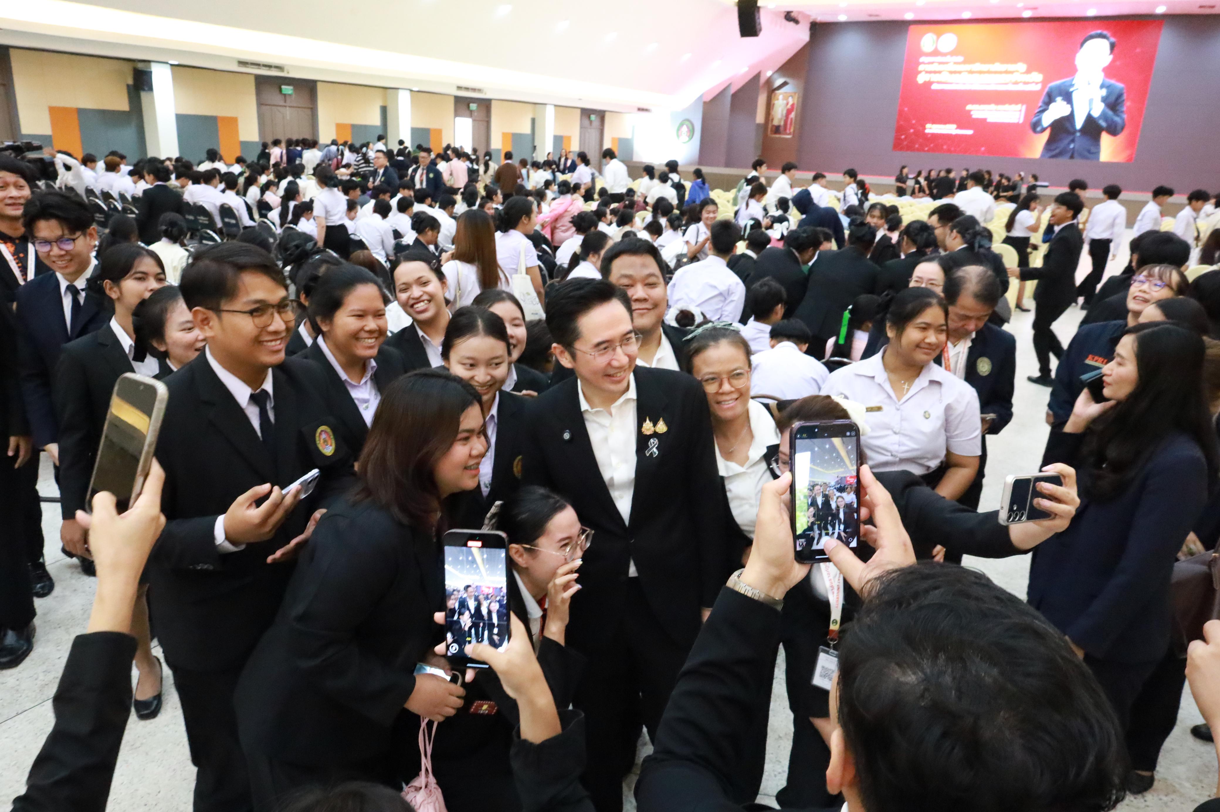 214. การขับเคลื่อนมหาวิทยาลัยราชภัฏสู่การเป็นคลังสมองของจังหวัดด้วยการผลิตบัณฑิต วิจัยและนวัตกรรมที่ตอบโจทย์พื้นที่