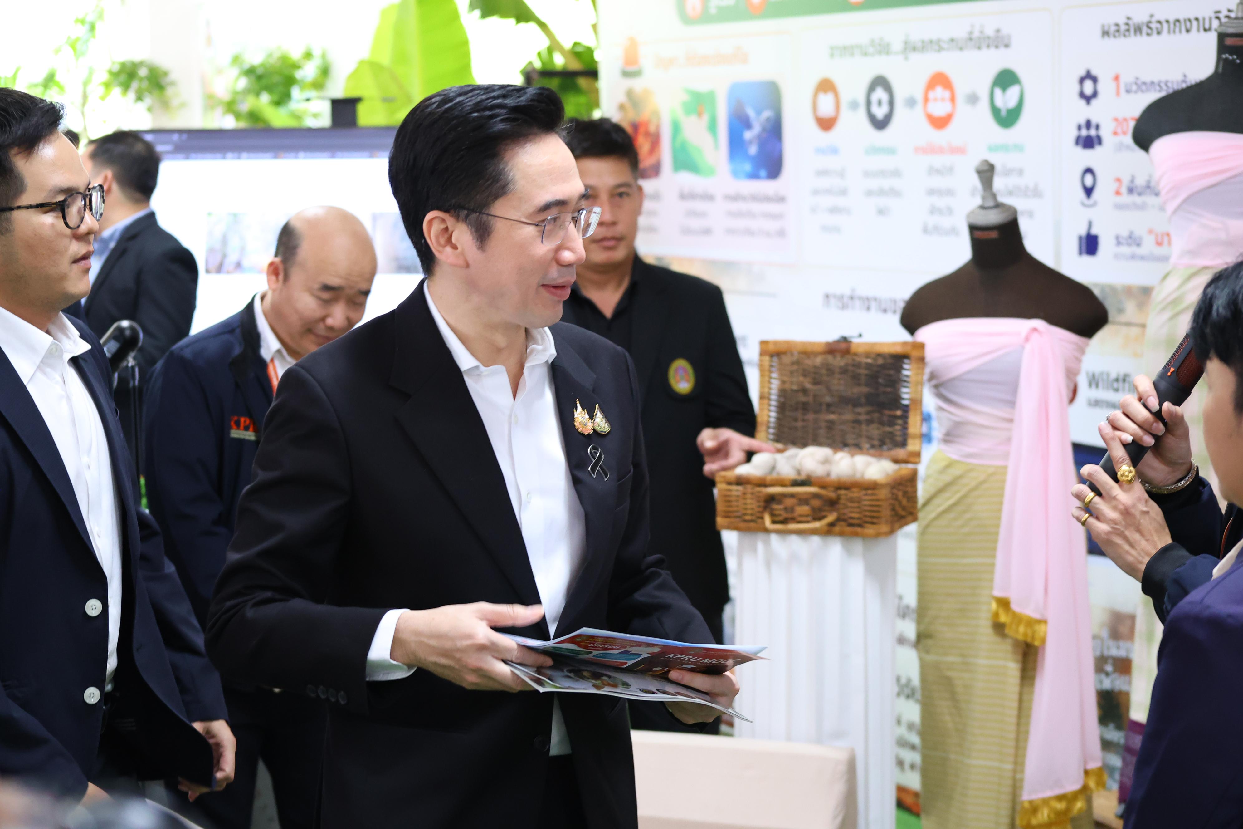 279. การขับเคลื่อนมหาวิทยาลัยราชภัฏสู่การเป็นคลังสมองของจังหวัดด้วยการผลิตบัณฑิต วิจัยและนวัตกรรมที่ตอบโจทย์พื้นที่