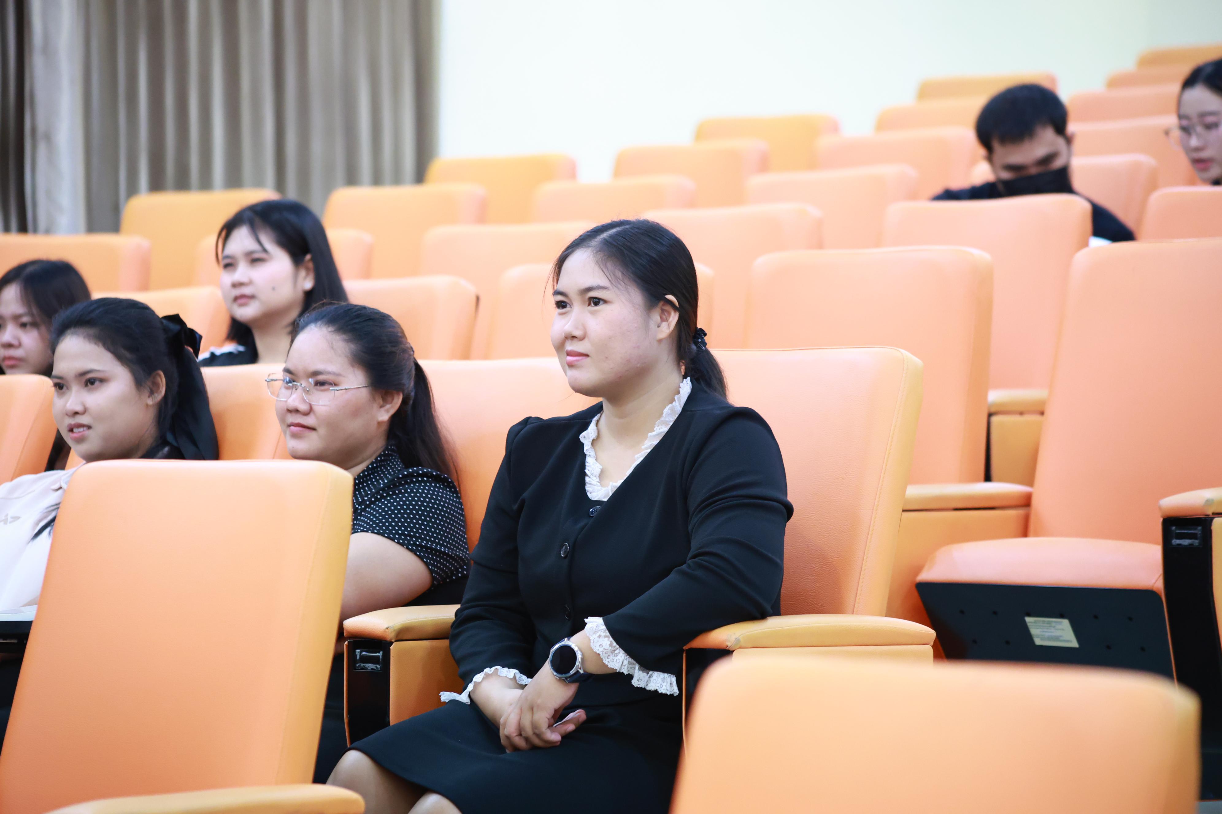 108. กิจกรรมปฐมนิเทศก่อนออกฝึกประสบการณ์วิชาชีพของนักศึกษาหลักสูตรประกาศนียบัตรบัณฑิต สาขาวิชาชีพครู