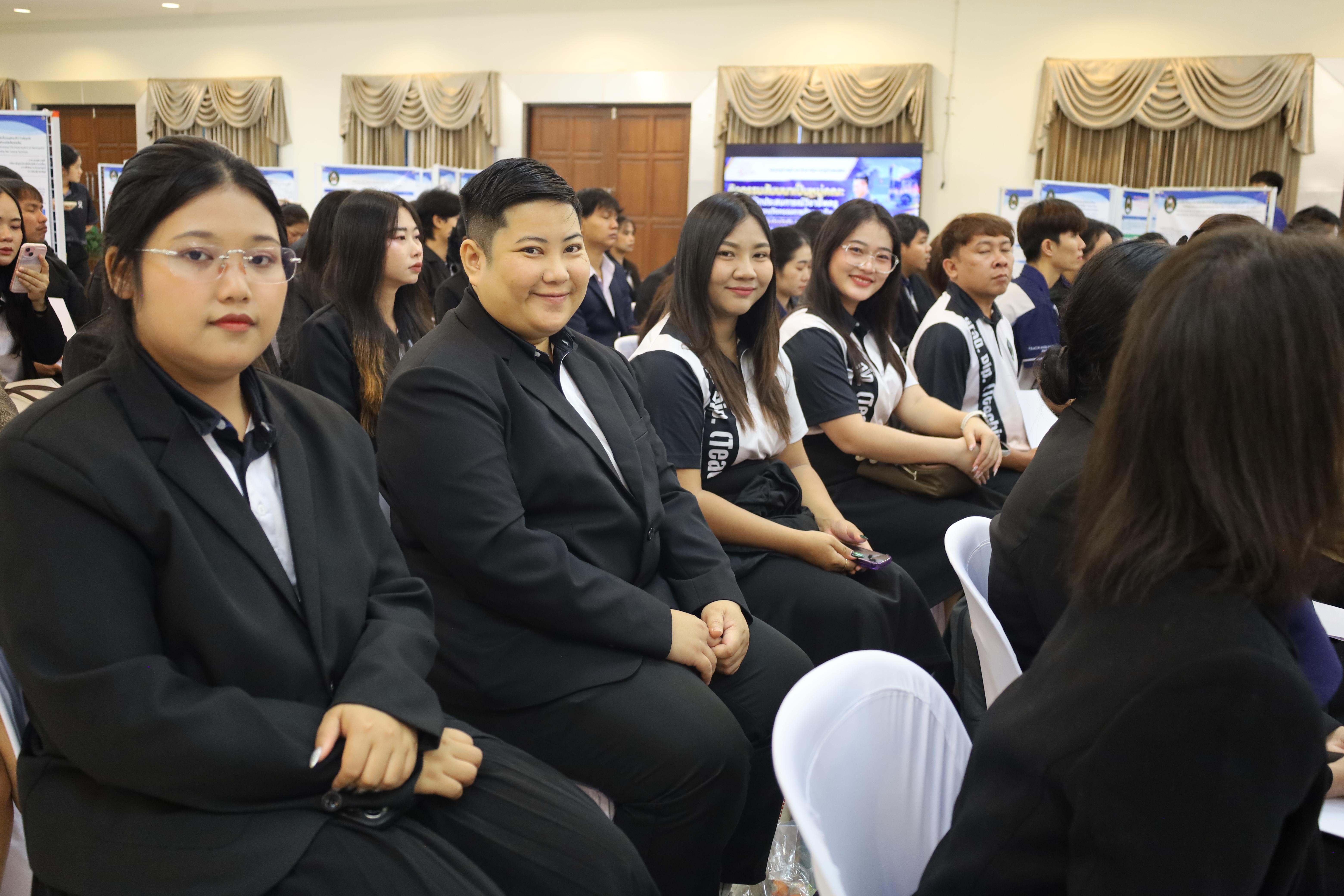 16. กิจกกรรมสัมมนาเป็นหมู่คณะหลังการฝึกประสบการณ์วิชาชีพครูและนำเสนอนวัฒกรรมการจัดการเรียนการสอน