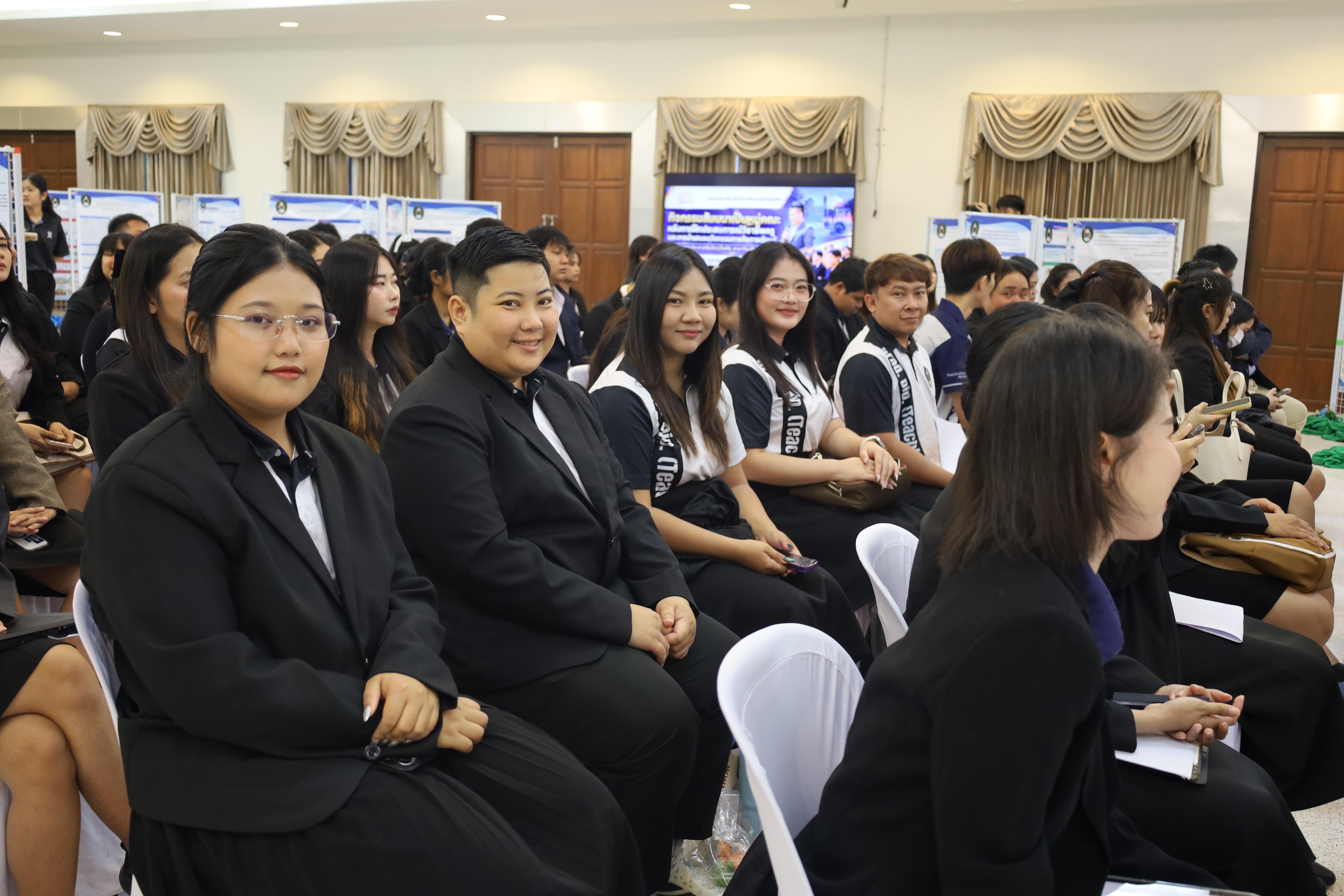 17. กิจกกรรมสัมมนาเป็นหมู่คณะหลังการฝึกประสบการณ์วิชาชีพครูและนำเสนอนวัฒกรรมการจัดการเรียนการสอน