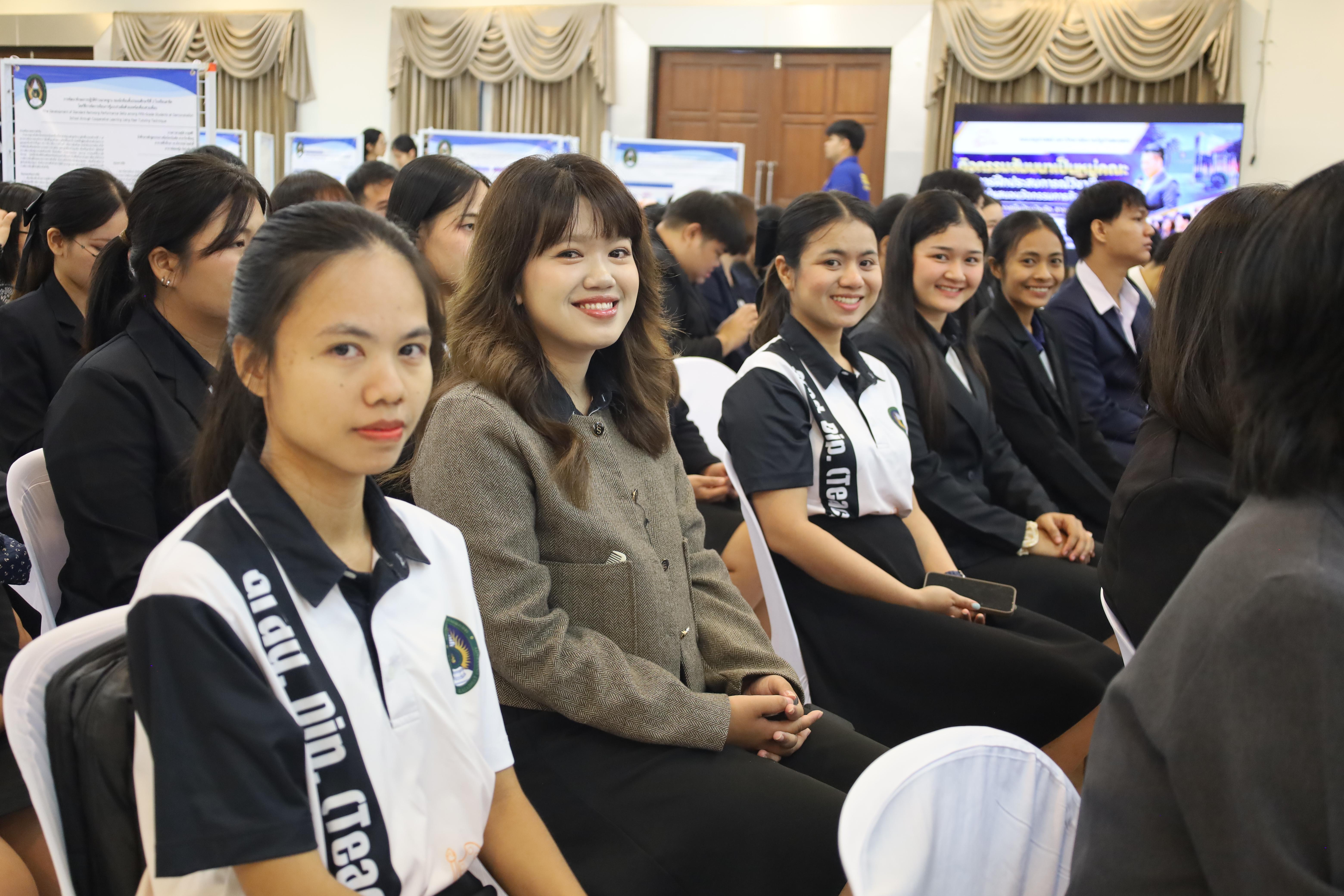 19. กิจกกรรมสัมมนาเป็นหมู่คณะหลังการฝึกประสบการณ์วิชาชีพครูและนำเสนอนวัฒกรรมการจัดการเรียนการสอน