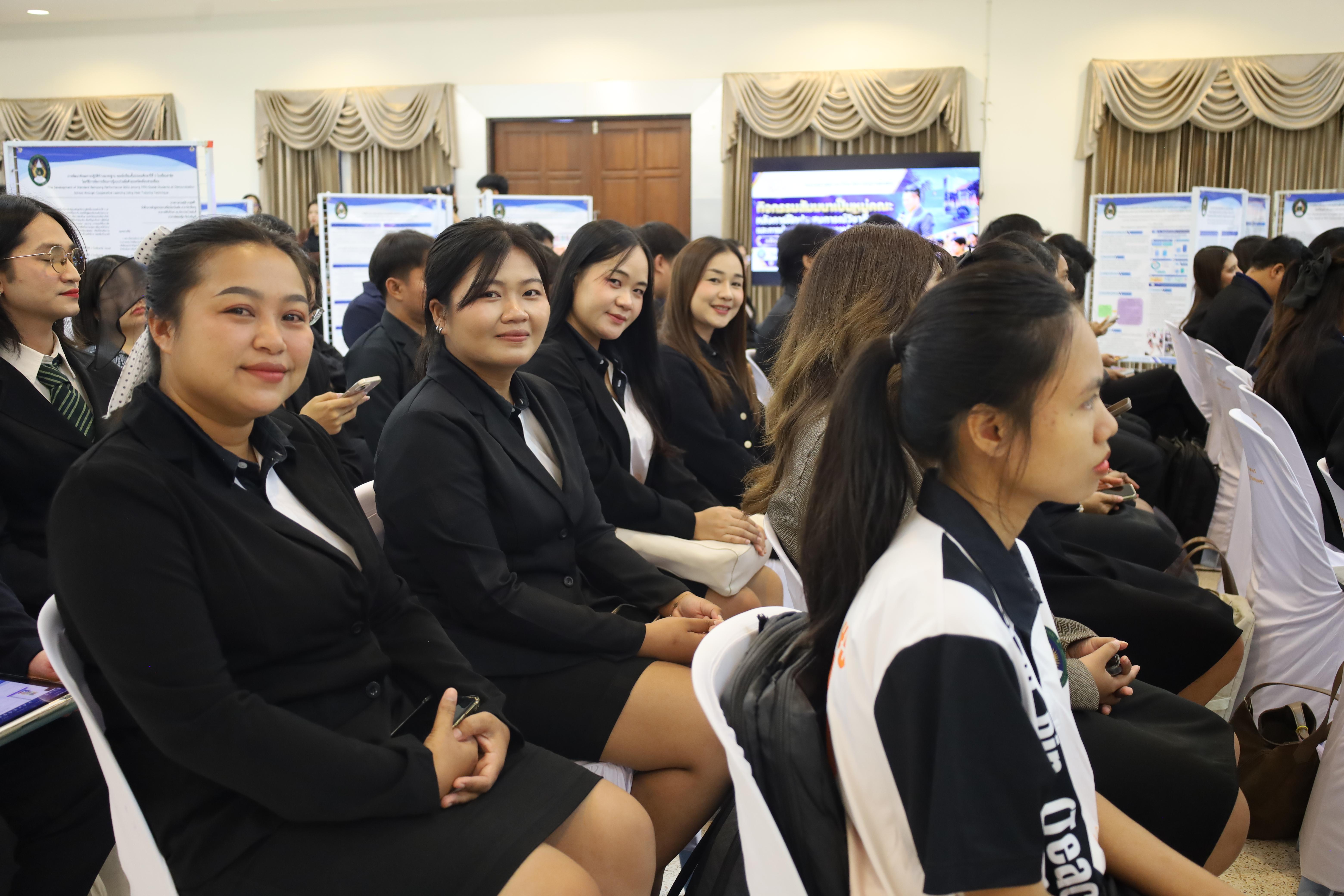 22. กิจกกรรมสัมมนาเป็นหมู่คณะหลังการฝึกประสบการณ์วิชาชีพครูและนำเสนอนวัฒกรรมการจัดการเรียนการสอน
