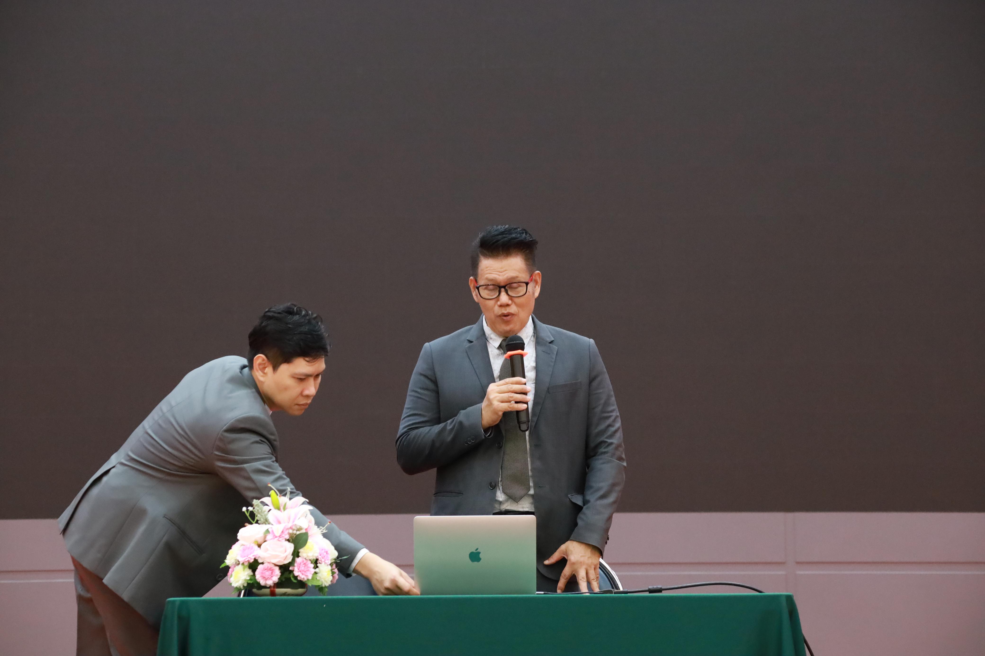 15. กิจกรรมอบรมสัมนาเชิงปฏิบัติการเขียนบทความและนำเสนอนวัฒกรรมทางการศึกษาสำหรับนักศึกชั้นปีที่ 4 (ครูนักนวัฒกรรม)