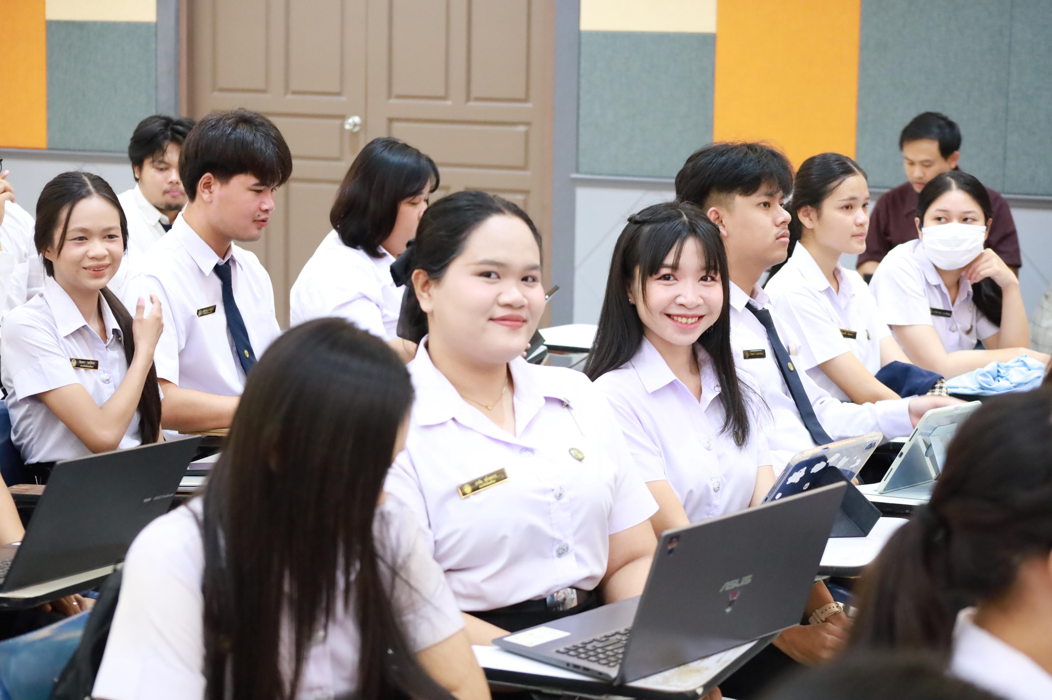 39. กิจกรรมอบรมสัมนาเชิงปฏิบัติการเขียนบทความและนำเสนอนวัฒกรรมทางการศึกษาสำหรับนักศึกชั้นปีที่ 4 (ครูนักนวัฒกรรม)