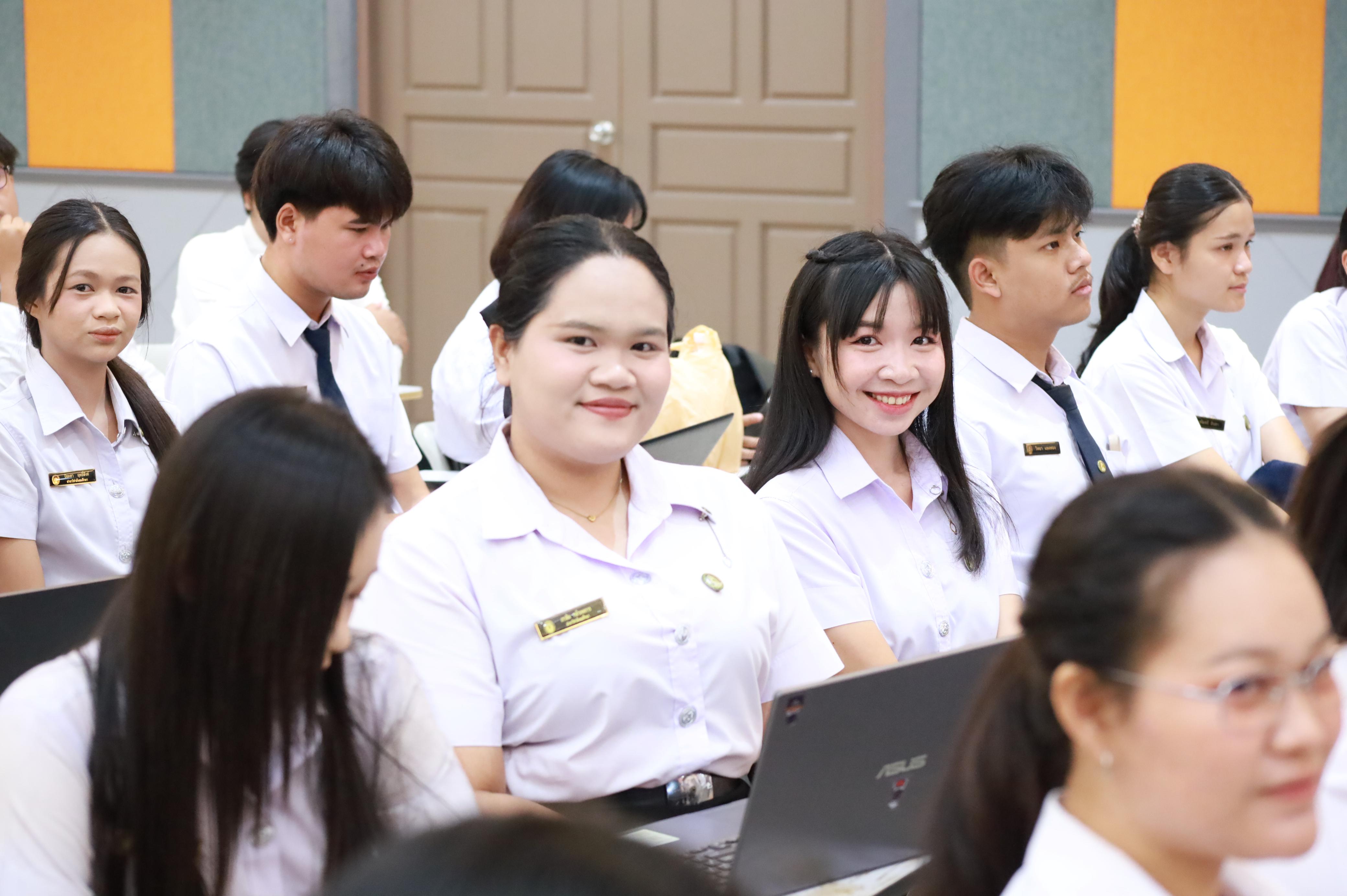 40. กิจกรรมอบรมสัมนาเชิงปฏิบัติการเขียนบทความและนำเสนอนวัฒกรรมทางการศึกษาสำหรับนักศึกชั้นปีที่ 4 (ครูนักนวัฒกรรม)