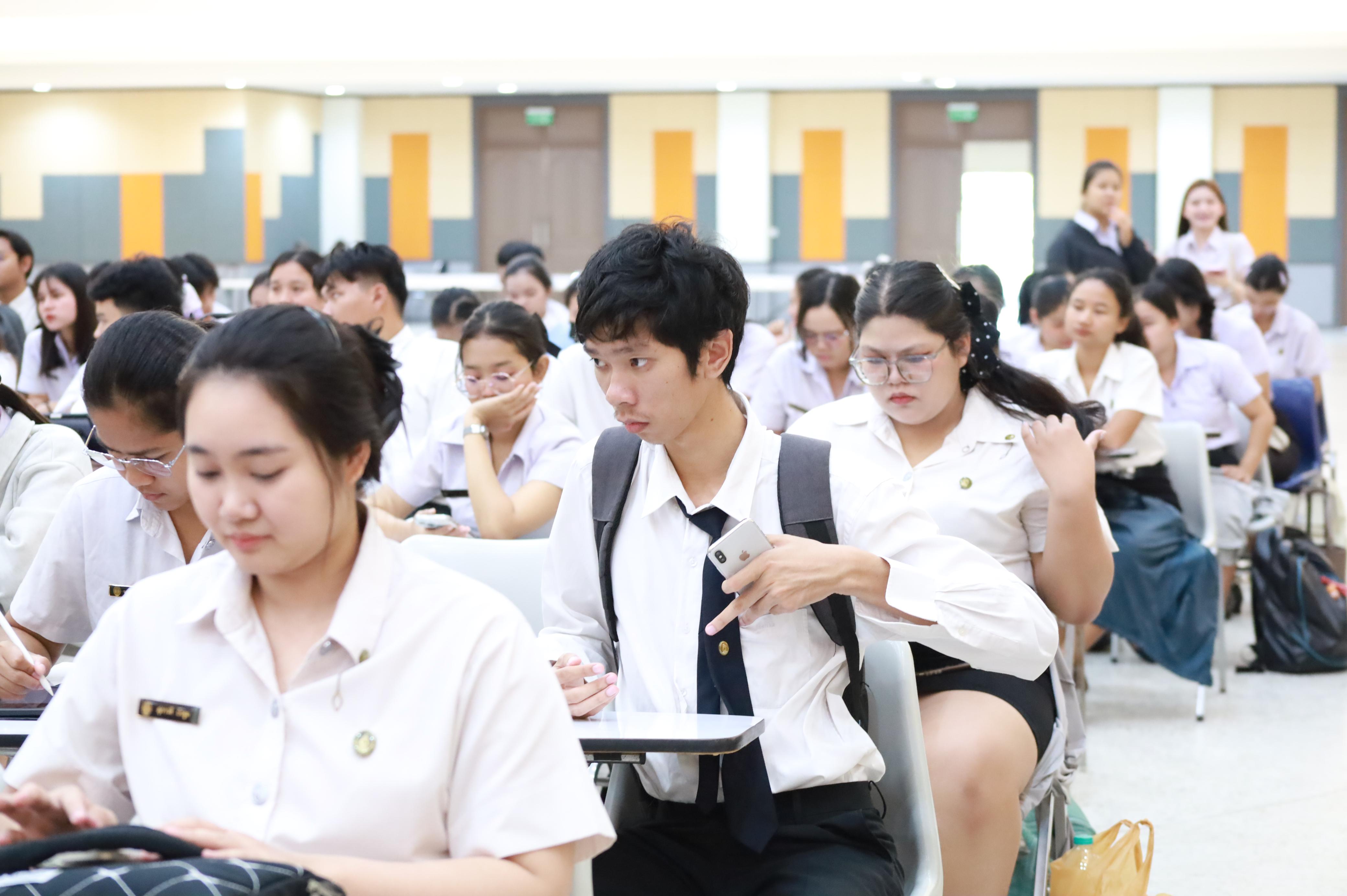 41. กิจกรรมอบรมสัมนาเชิงปฏิบัติการเขียนบทความและนำเสนอนวัฒกรรมทางการศึกษาสำหรับนักศึกชั้นปีที่ 4 (ครูนักนวัฒกรรม)