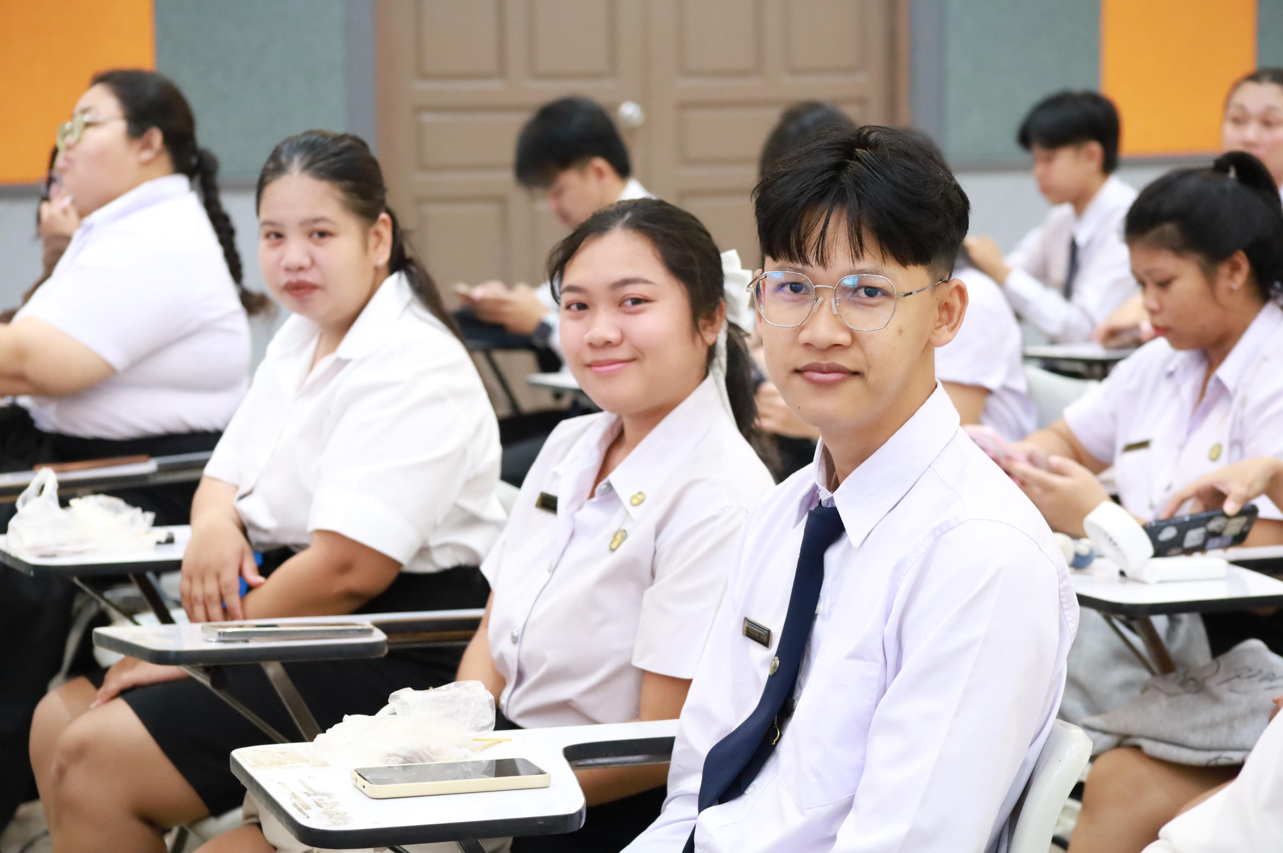 91. กิจกรรมอบรมสัมนาเชิงปฏิบัติการเขียนบทความและนำเสนอนวัฒกรรมทางการศึกษาสำหรับนักศึกชั้นปีที่ 4 (ครูนักนวัฒกรรม)